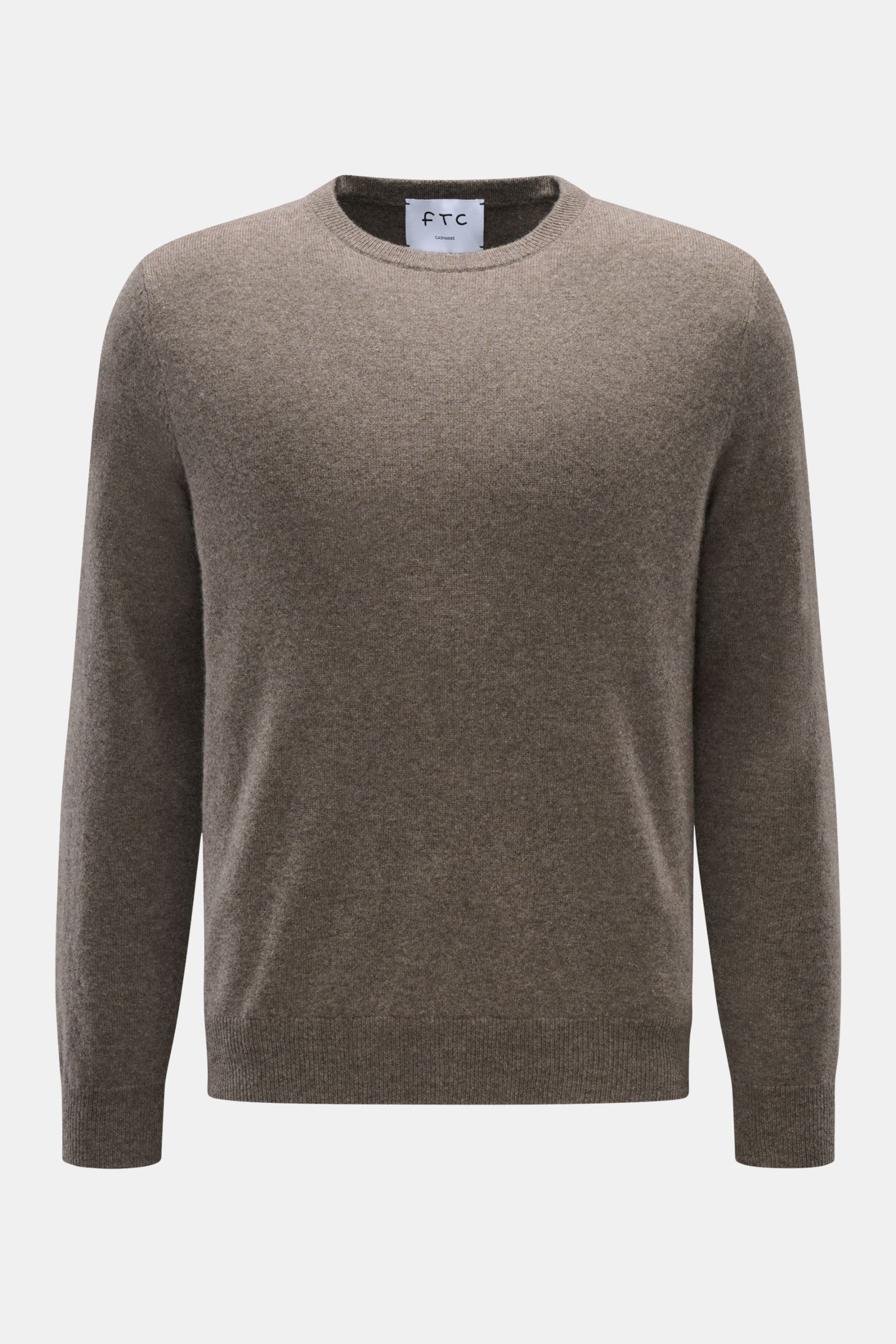 FTC Cashmere Rundhalspullover graubraun, Slim Fit, aus ultraweichem reinem Cashmere mit feinem Strickbild, Rundhalsausschnitt und Rippbündchen, frontale Ansicht.