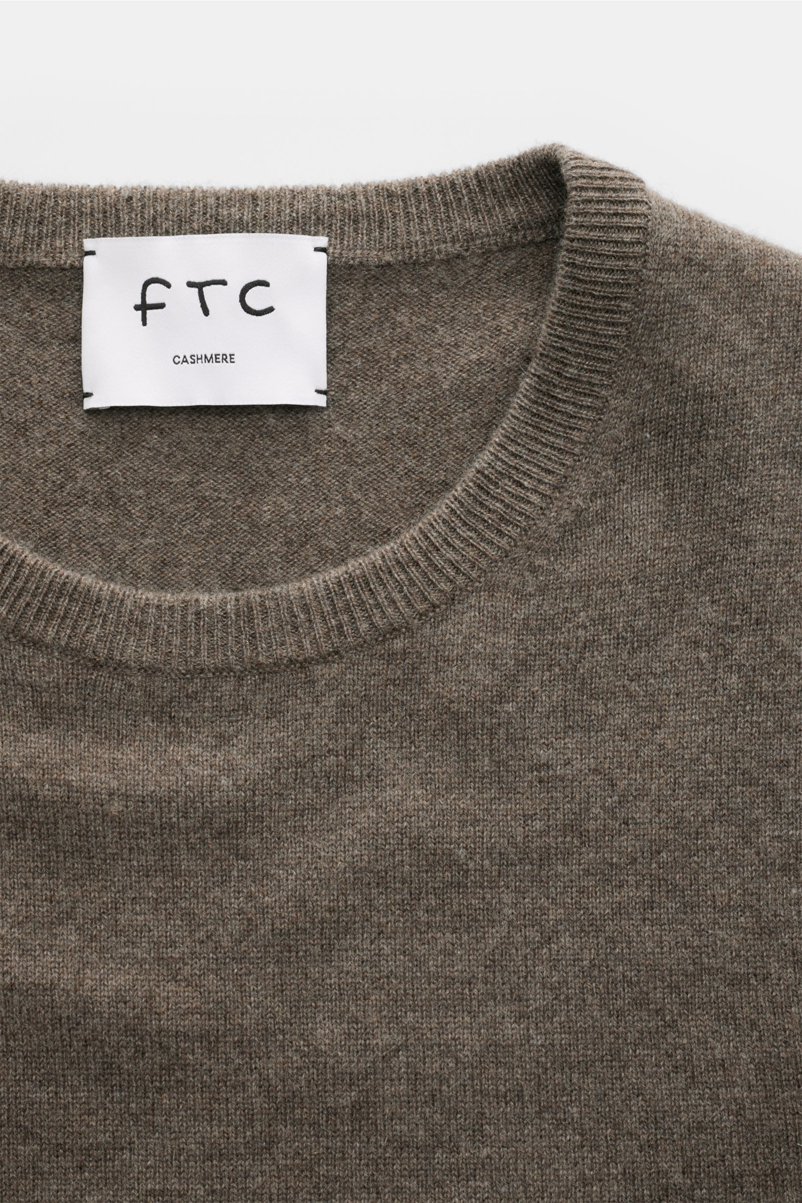 FTC Cashmere Rundhalspullover graubraun, Slim Fit, aus reinem Cashmere mit feinem Strickbild, Rundhalsausschnitt, Rippbündchen, Nahaufnahme von oben.