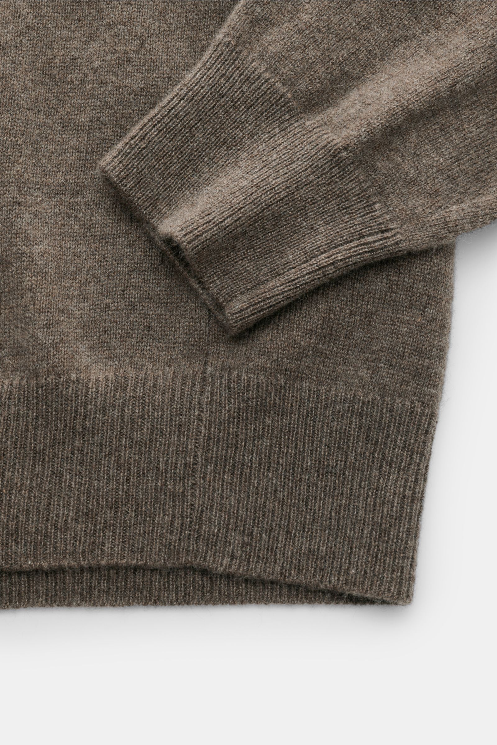 FTC Cashmere Rundhalspullover graubraun, Detailaufnahme von Ärmel und Bund, reiner Cashmere, sehr weich, feines Strickbild, Slim Fit, Rundhalsausschnitt, Rippbündchen.