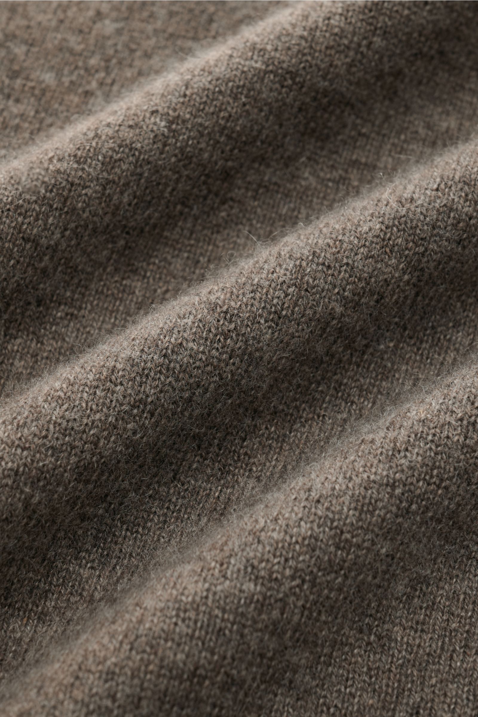 Makroaufnahme des graubraunen FTC Cashmere Rundhalspullovers, zeigt feines Strickbild, ultraweiche reine Cashmere-Qualität.