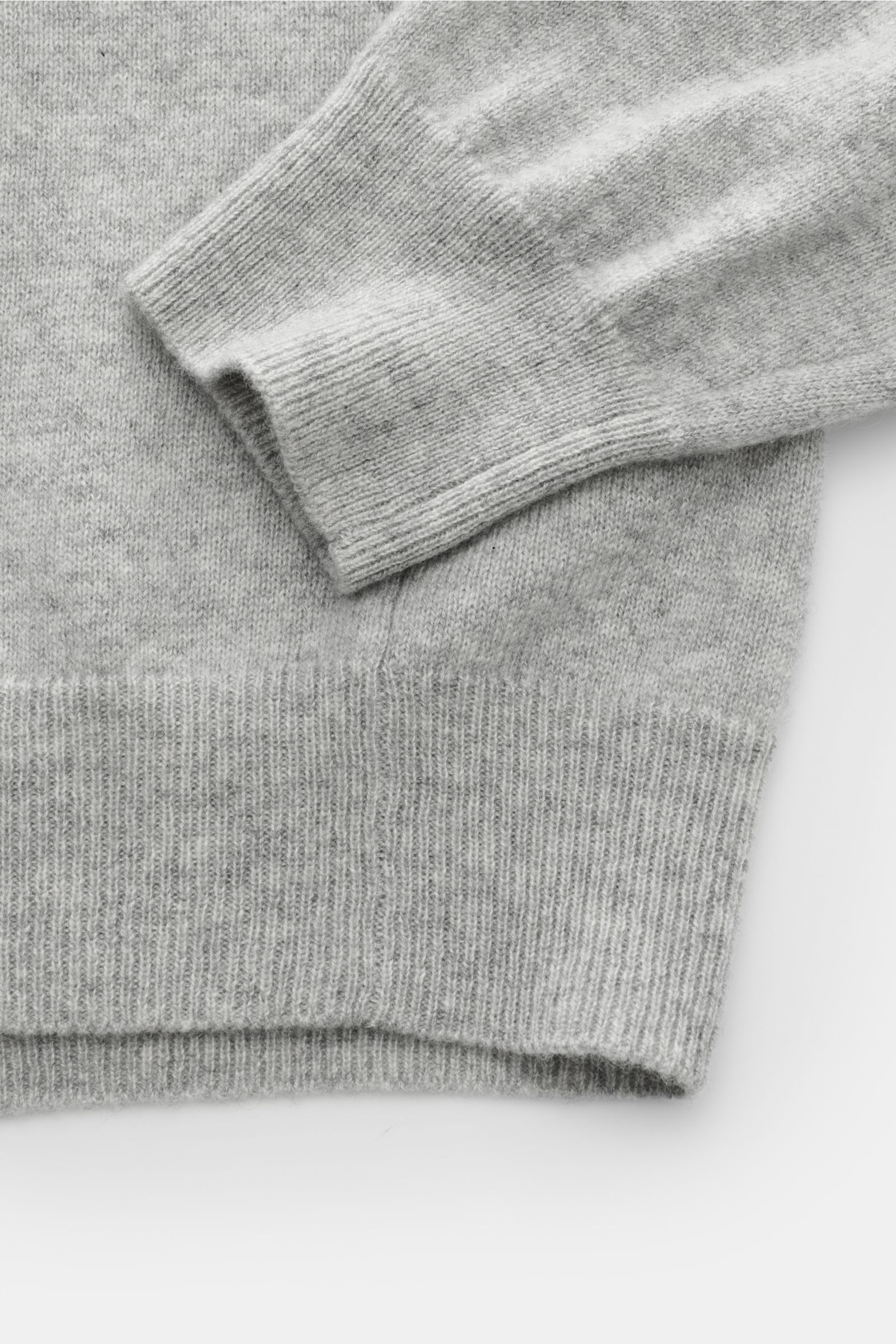 Nahaufnahme des FTC Cashmere Rundhalspullover grau meliert von oben, zeigt feines Strickbild, Slim Fit, weiche Rippbündchen und reinen Cashmere.