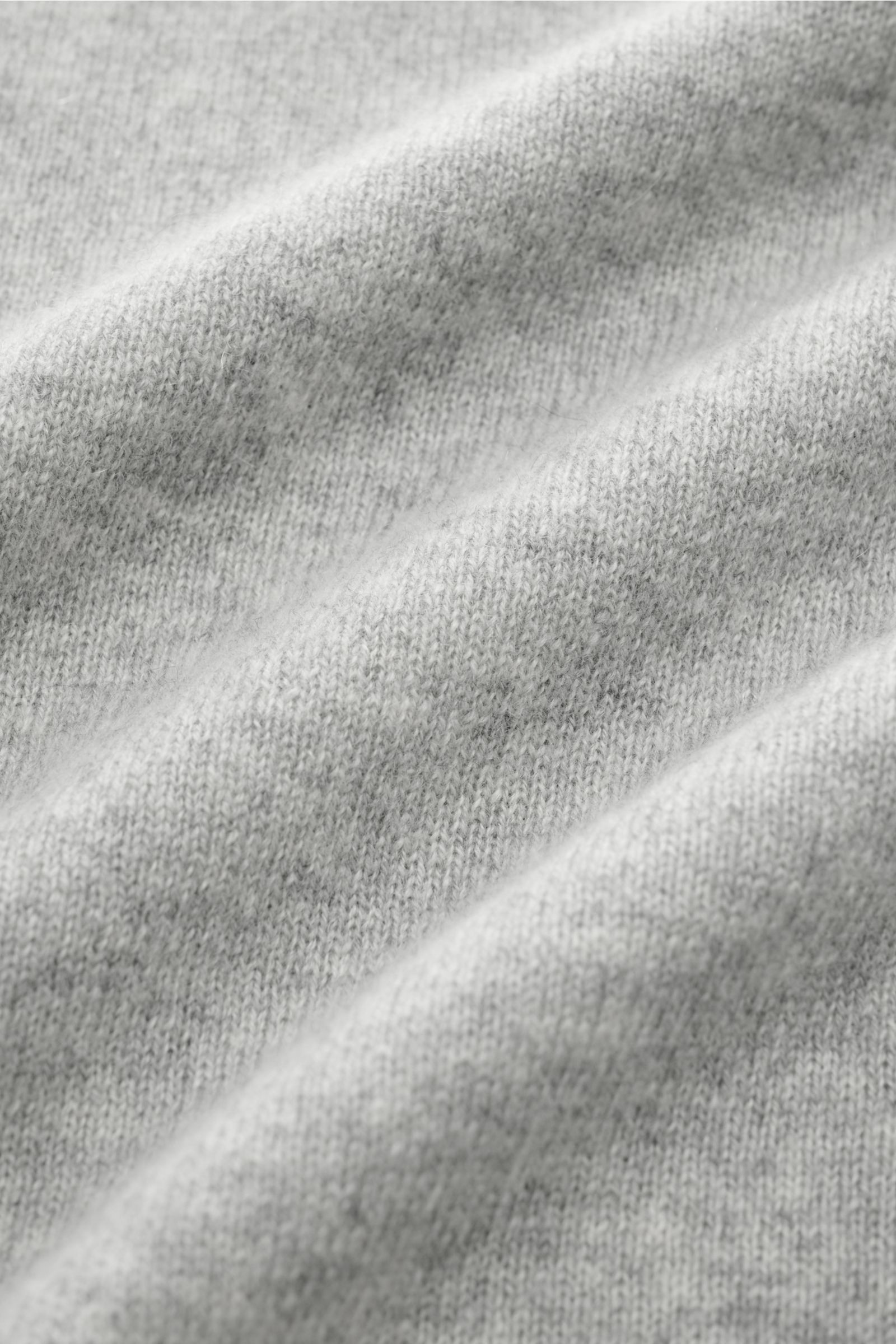 Nahaufnahme des feinen Strickbildes vom FTC Cashmere Rundhalspullover grau meliert, reiner Cashmere, sehr weich, Slim Fit.