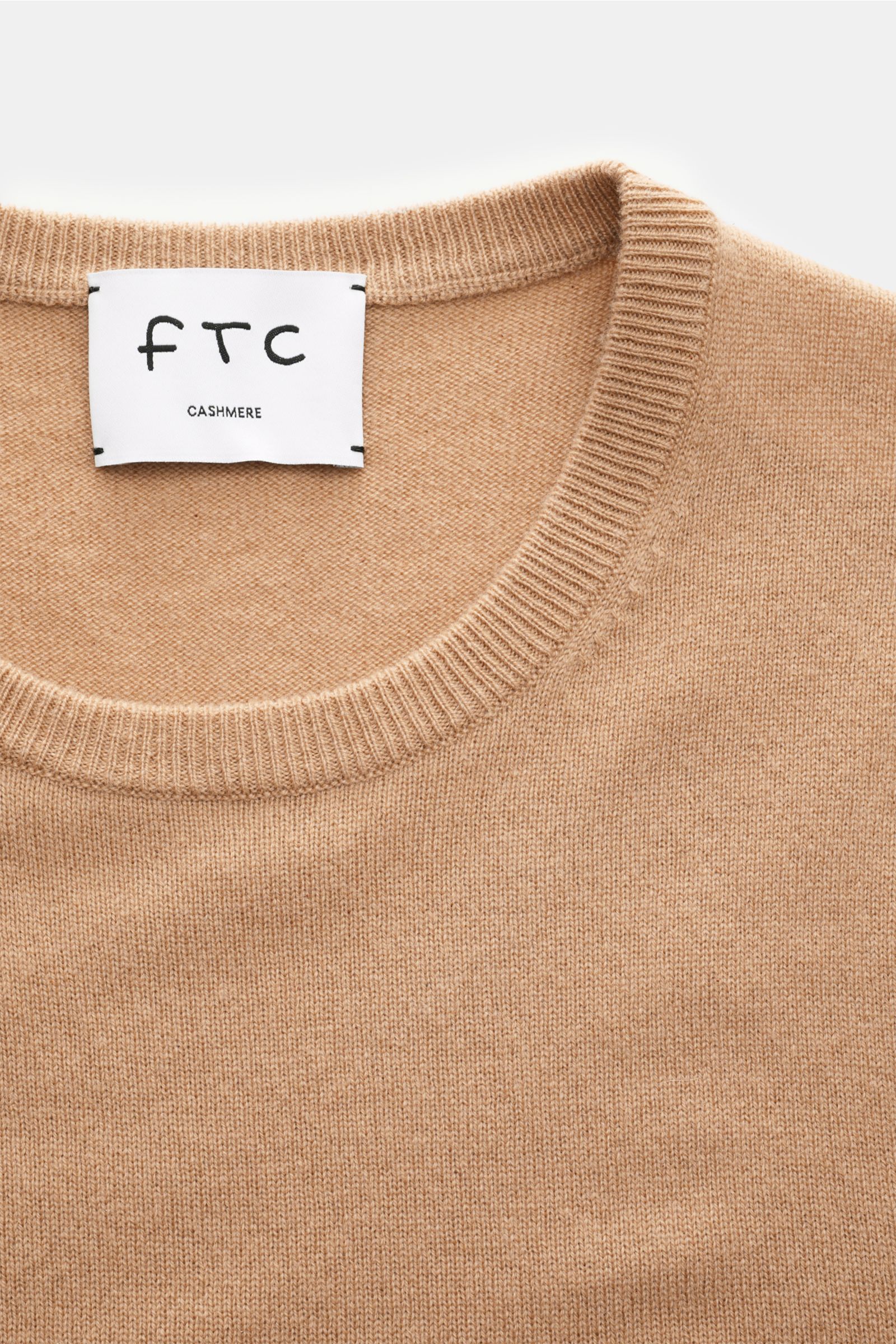 Nahaufnahme des FTC Cashmere Rundhalspullovers beige aus reiner Cashmere-Qualität, Slim Fit, feinem Strickbild, weichem Griff, Rundhalsausschnitt und Rippbündchen.
