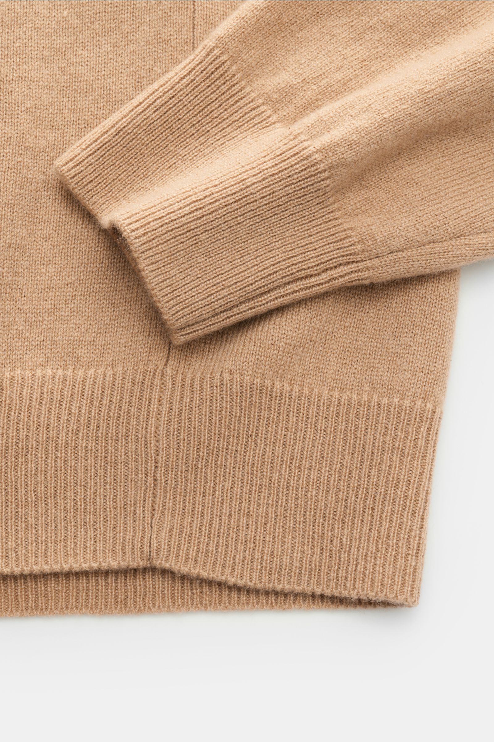 Nahaufnahme des FTC Cashmere Rundhalspullover beige von schräg oben, zeigt feines Strickbild, Slim Fit, Rundhalsausschnitt, ultraweiches Cashmere, komfortable Rippbündchen.