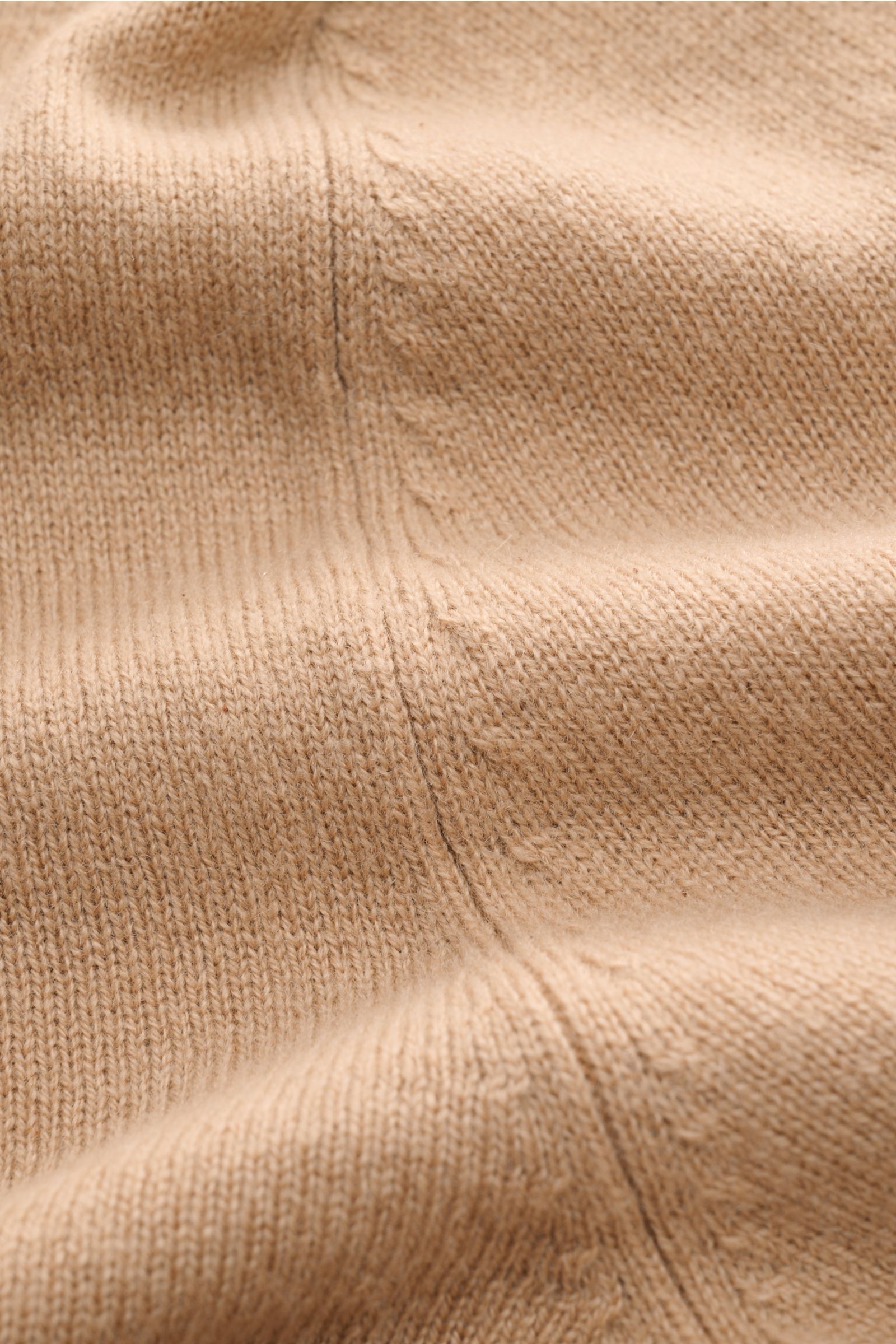 Nahaufnahme des FTC Cashmere Rundhalspullover beige, zeigt feines Strickbild, weiche Cashmere-Qualität und Rippbündchen.