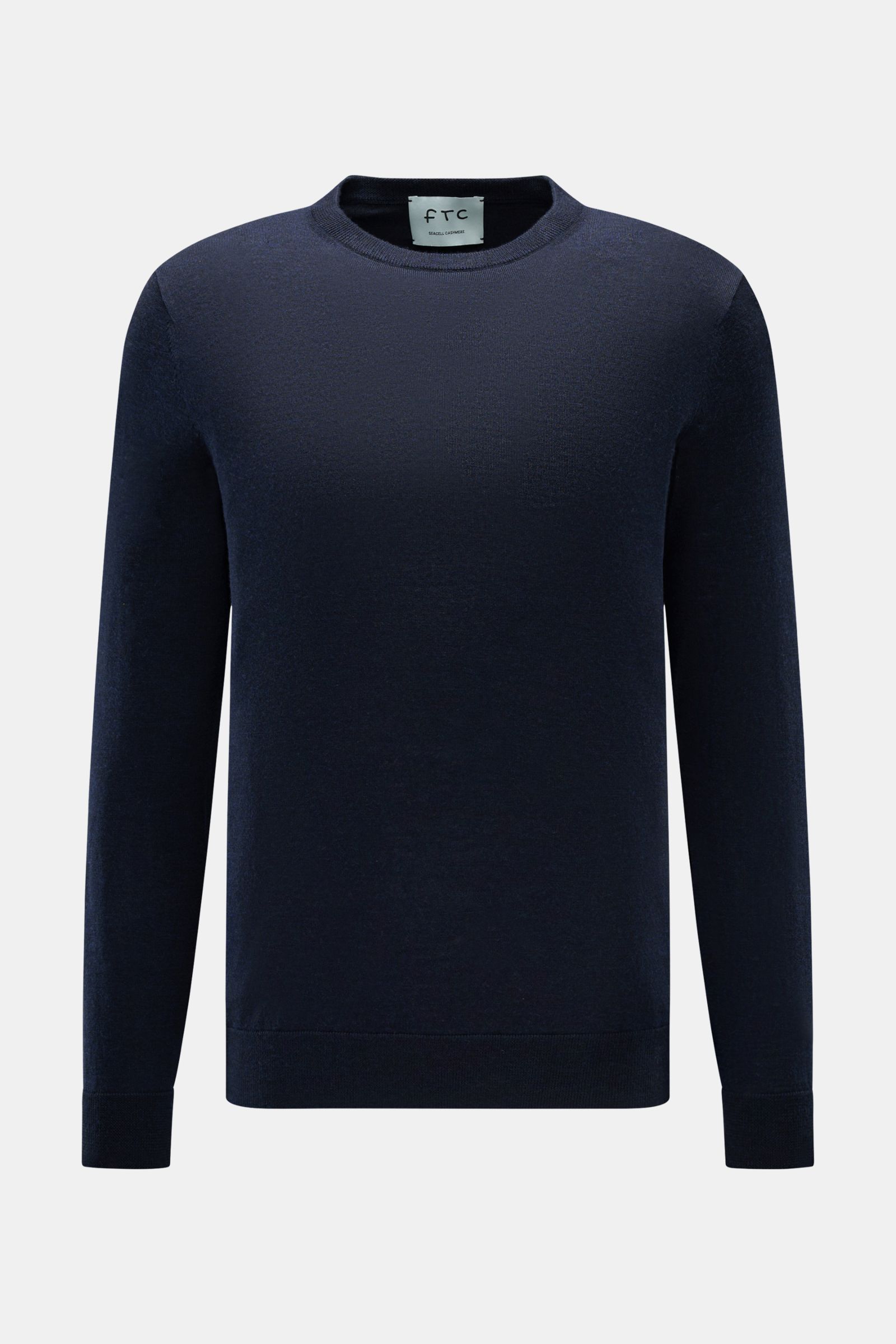 FTC Feinstrick-Rundhalspullover navy, frontal fotografiert, Slim Fit mit Rundhalsausschnitt, weicher Griff, feines Strickbild, Rippbündchen, Mix aus Cashmere und Lyocell, OEKO-TEX® Standard 100 zertifiziert.