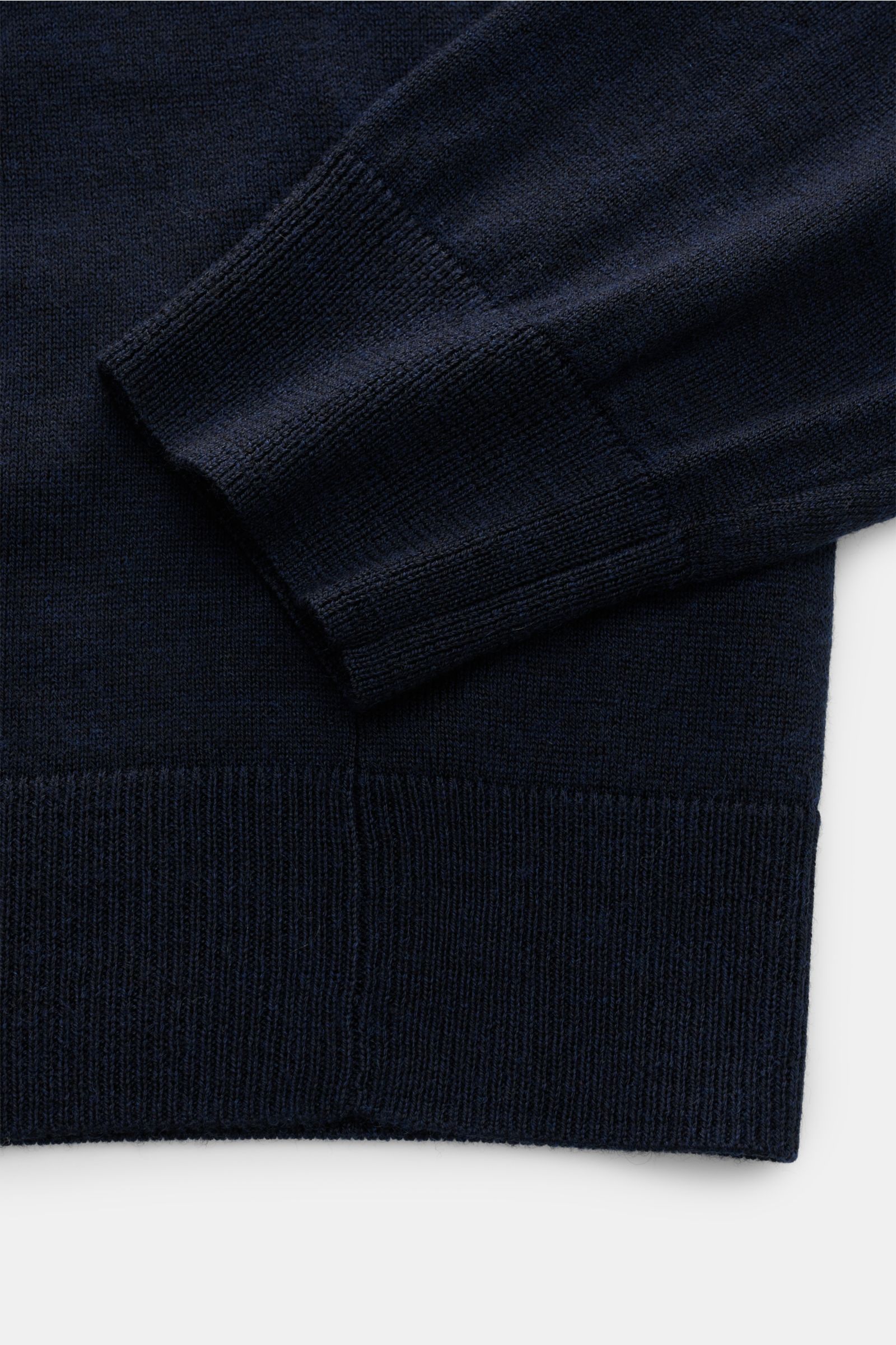 Nahaufnahme des FTC Feinstrick-Rundhalspullover navy von unten schräg, Mix aus Cashmere und Lyocell, OEKO-TEX® Standard 100, sehr weicher Griff, feines Strickbild, Slim Fit, Rundhalsausschnitt, komfortable Rippbündchen.