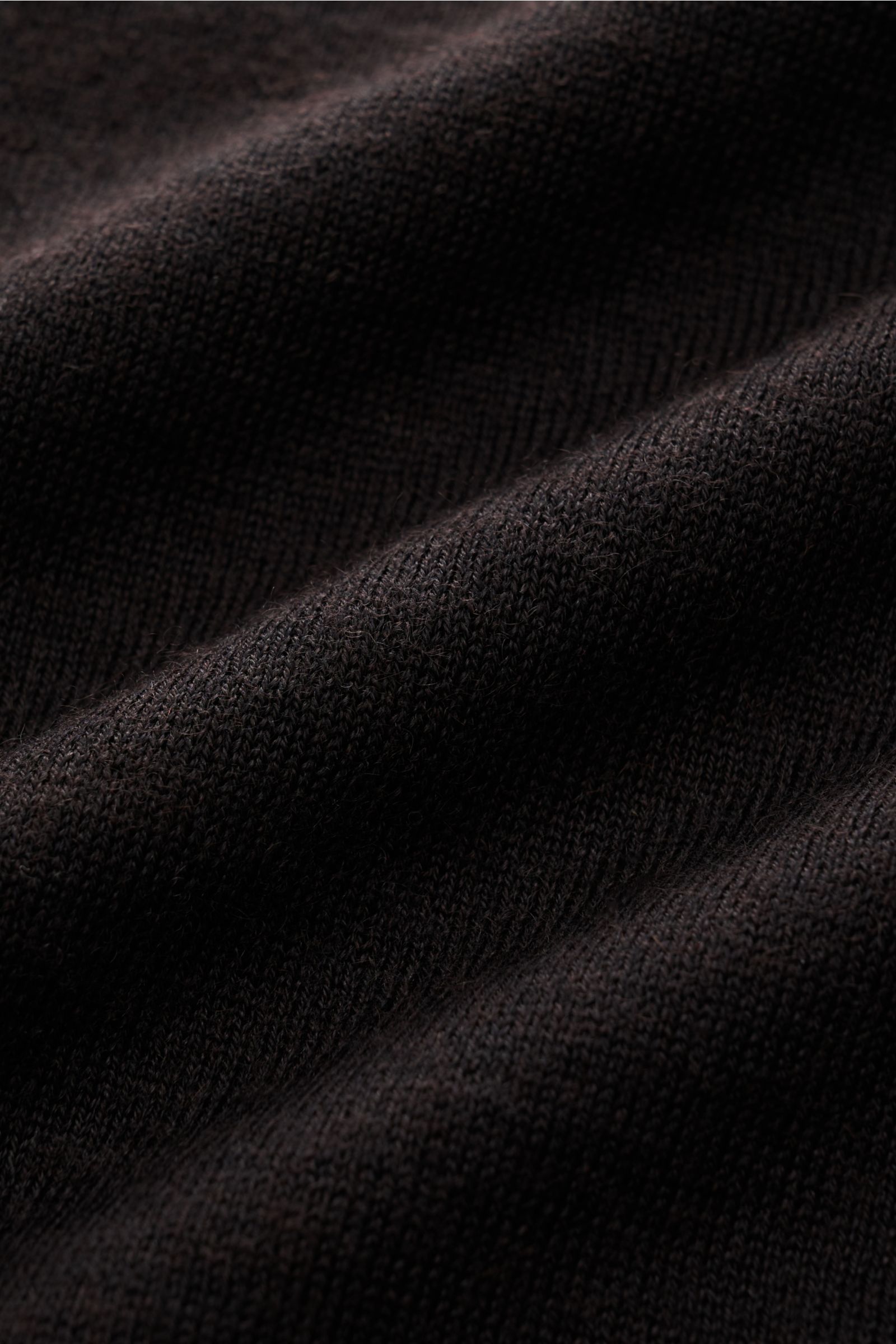 Nahaufnahme des dunkelbraunen FTC Feinstrick-Rundhalspullover mit sehr feinem Strickbild, aus Cashmere und Lyocell, Slim Fit, Rundhalsausschnitt, OEKO-TEX® zertifiziert, weicher Griff und komfortablen Rippbündchen.