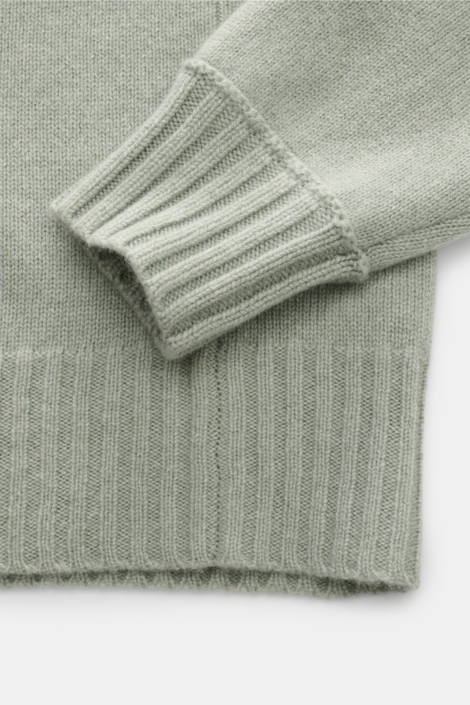 Nahaufnahme des FTC Cashmere Rundhalspullover graugrün von oben mit Raglanärmel, Rundhalsausschnitt, Slim Fit, reiner Fair-Trade-Cashmere, OEKO-TEX® zertifiziert, sehr weicher Griff, mittelfeines Strickbild und komfortablen Rippbündchen.