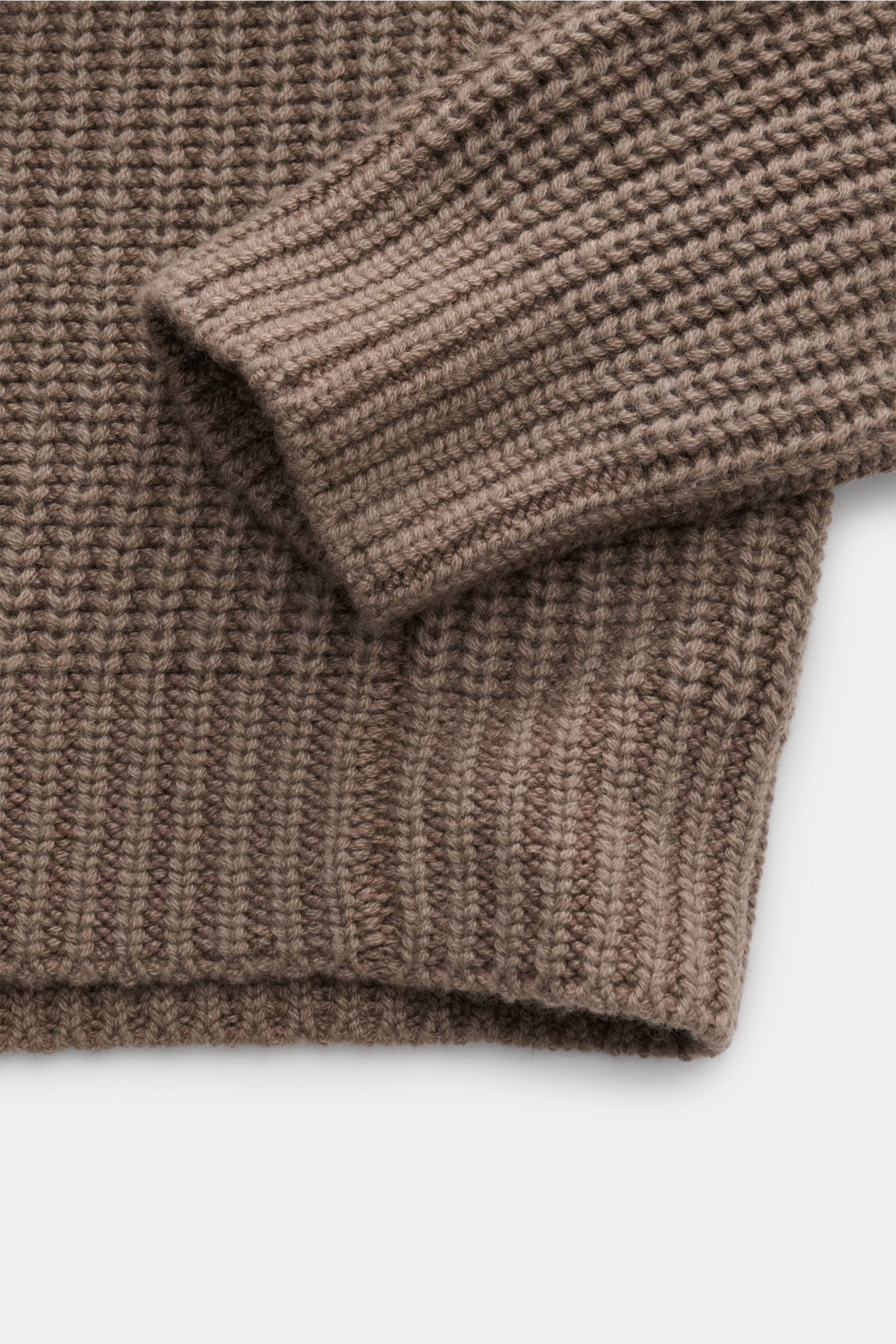 Nahaufnahme des taupefarbenen Iris von Arnim Uomo Cashmere Rundhalspullover 'Arlington' mit voluminösem Patentstrick, Slim Fit, Rundhalsausschnitt und Rippbündchen.