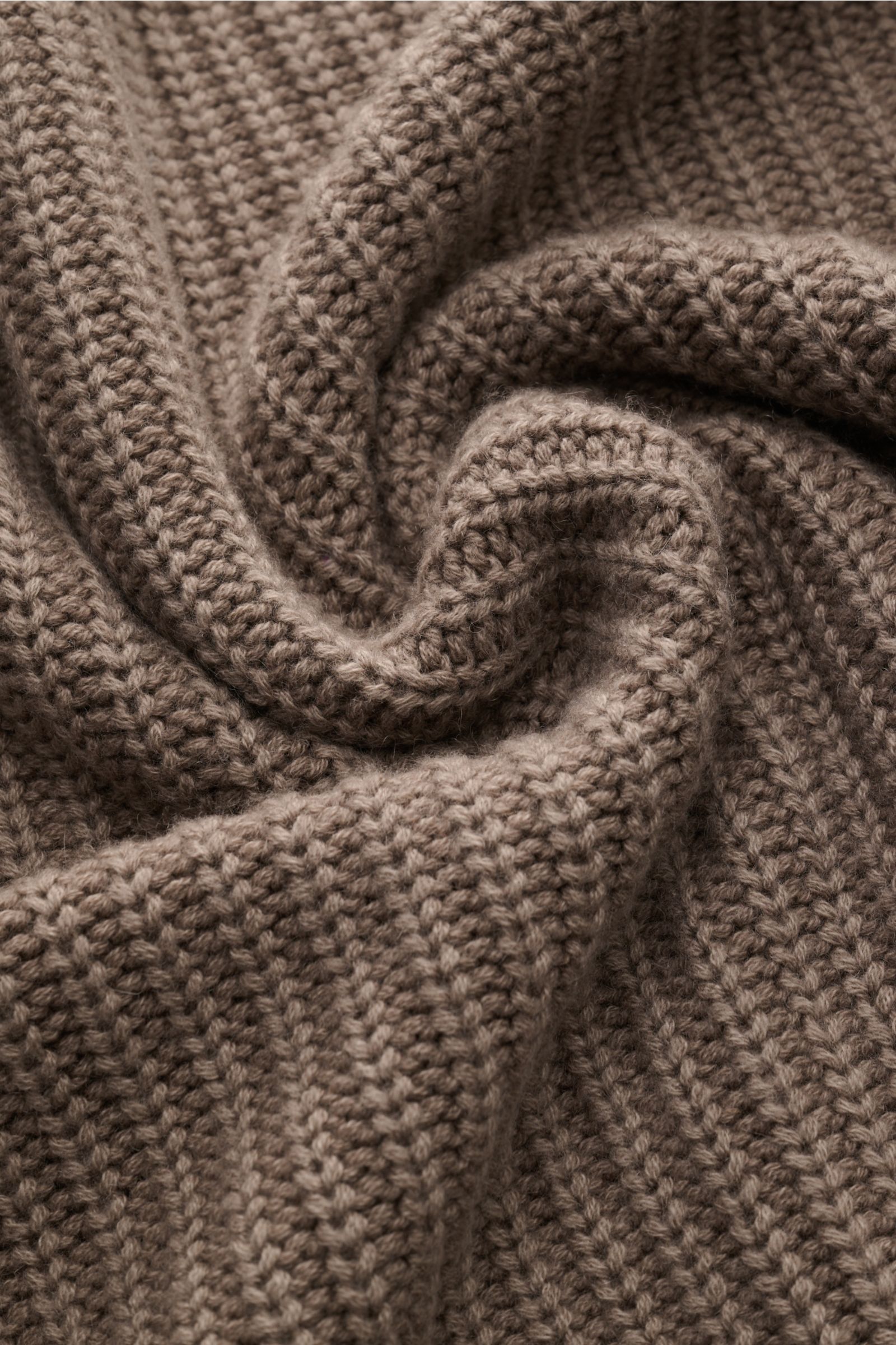 Nahaufnahme des voluminösen Patentstricks vom Iris von Arnim Uomo Cashmere Rundhalspullover 'Arlington' taupe mit weichem Griff.