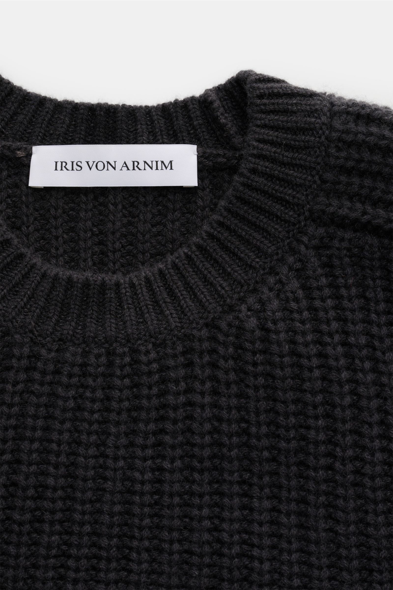 Iris von Arnim Uomo Cashmere Rundhalspullover 'Arlington' dunkelgrau, voluminöser Patentstrick, Rundhalsausschnitt, Slim Fit, Detailansicht von oben