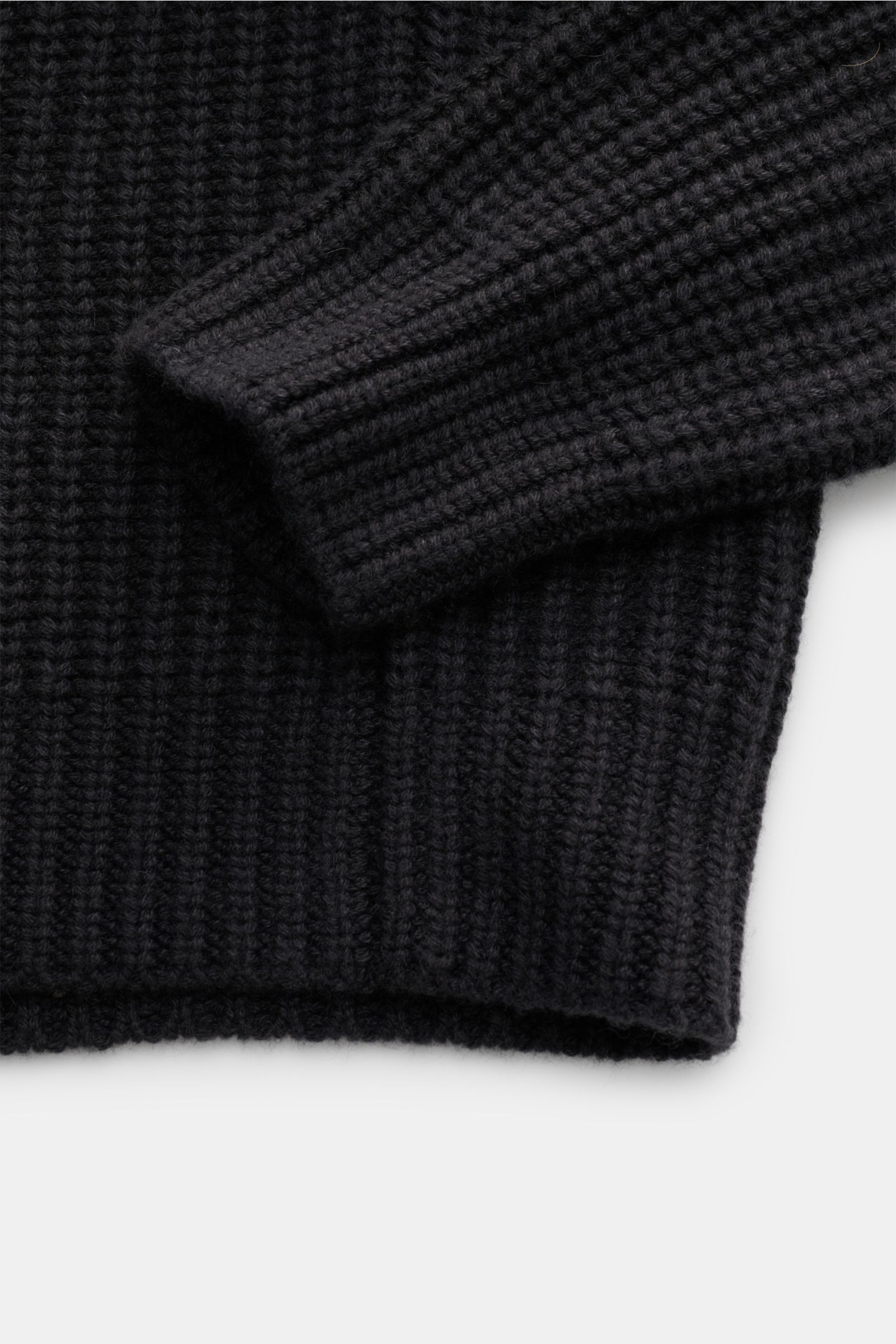 Nahaufnahme des dunkelgrauen Iris von Arnim Uomo Cashmere Rundhalspullover 'Arlington' mit voluminösem Patentstrick, weichem Griff, Slim Fit und Rippbündchen, fotografiert von oben schräg.