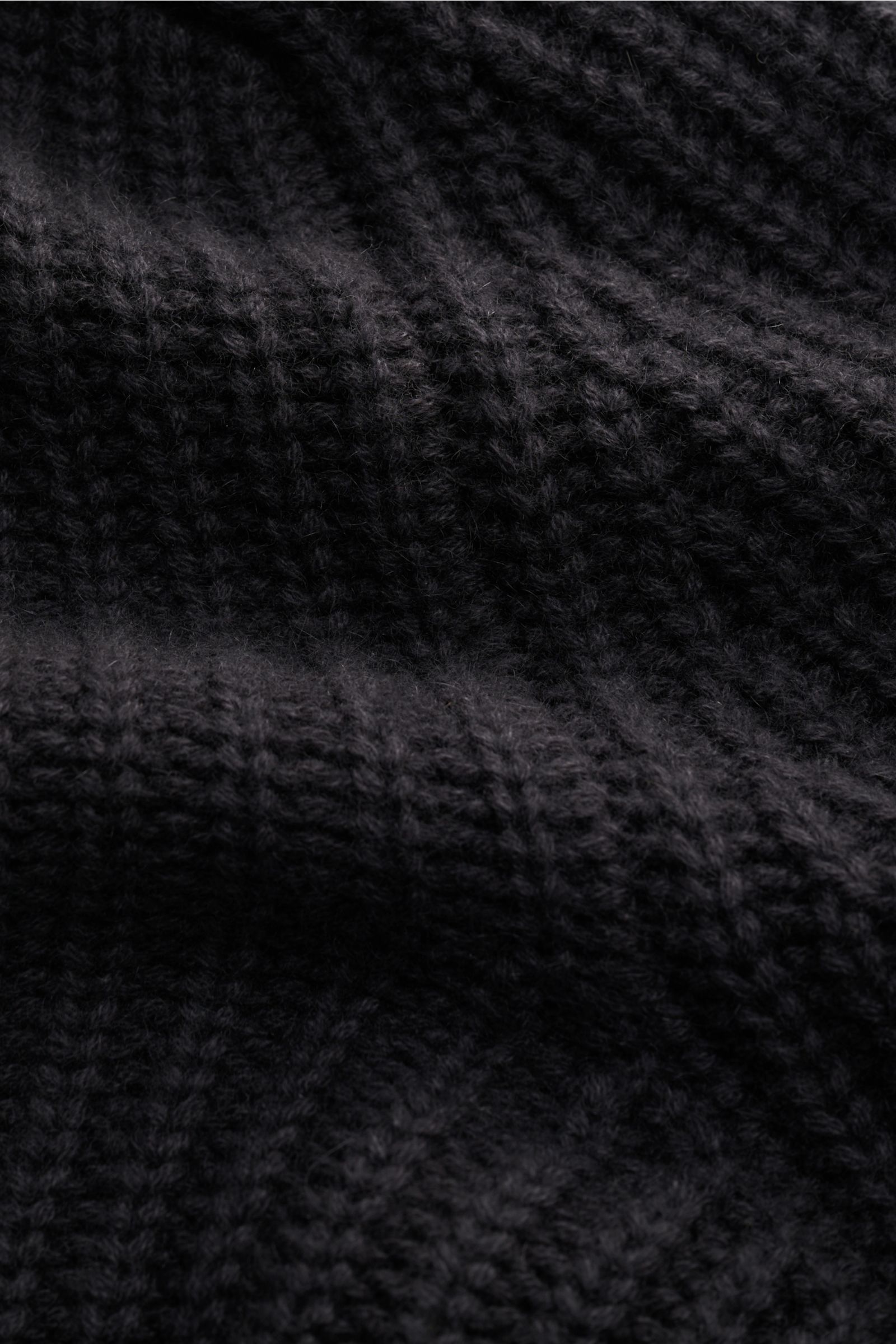 Iris von Arnim Uomo Cashmere Rundhalspullover 'Arlington' dunkelgrau aus voluminösem Patentstrick, reiner Cashmere, Slim Fit, Rundhalsausschnitt, Detailaufnahme.