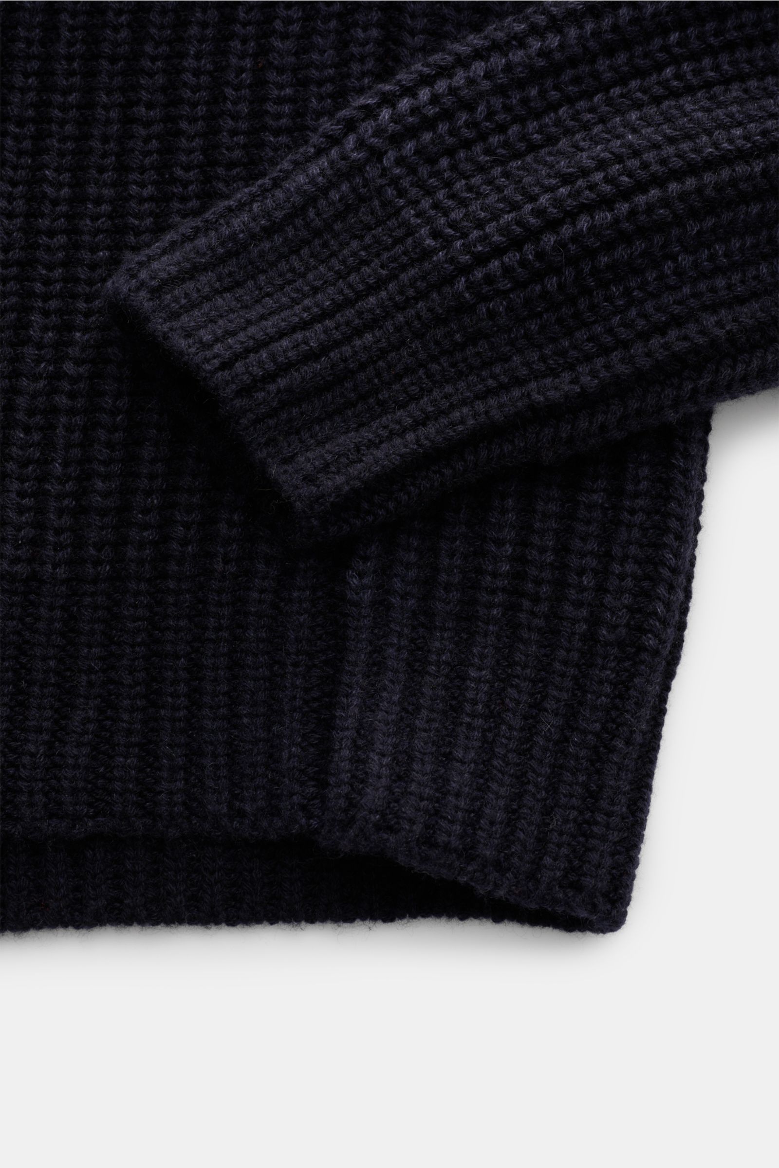 Iris von Arnim Uomo Cashmere Rundhalspullover 'Arlington' navy in Slim Fit, voluminöser Patentstrick aus reinem Cashmere mit Rundhalsausschnitt, weicher Griff, Detailaufnahme Ärmel und Bund.