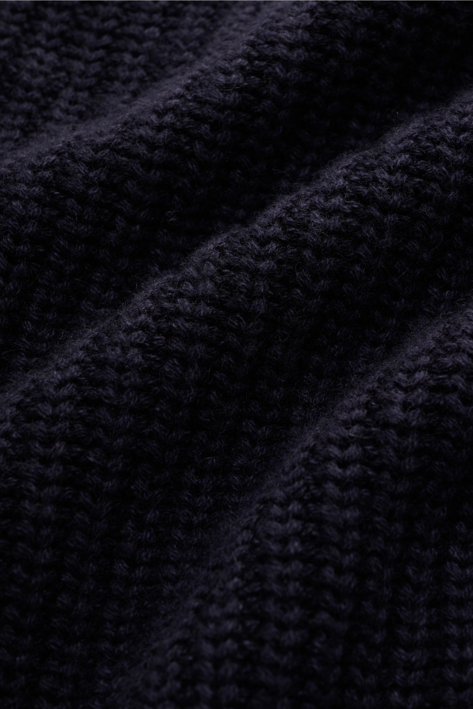 Nahaufnahme des voluminösen Patent-Strickmusters des Iris von Arnim Uomo Cashmere Rundhalspullover 'Arlington' navy aus reinem Cashmere.