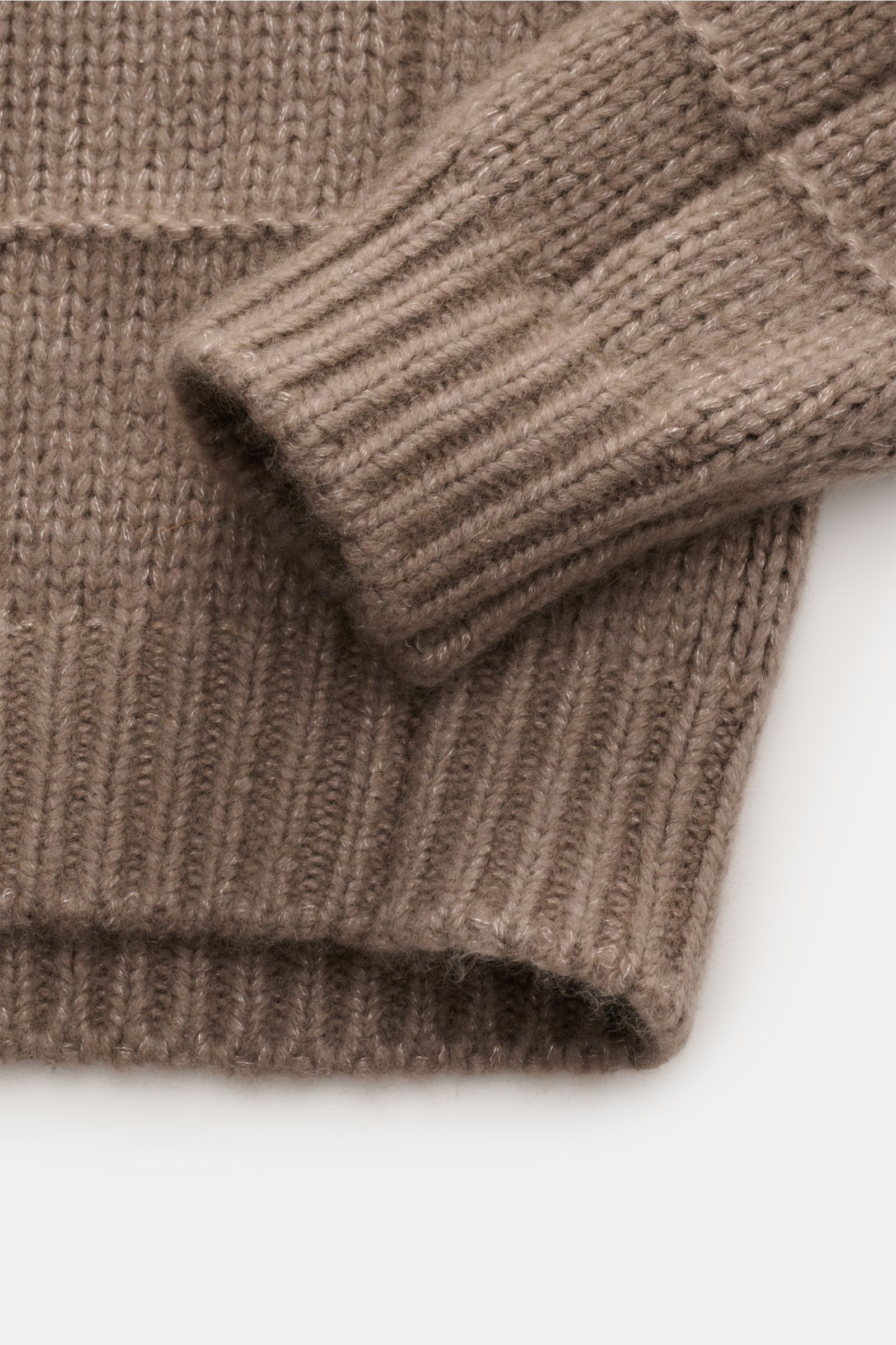 Close-up front view of the Iris von Arnim Uomo Cashmere Rundhalspullover 'Willy' grau meliert showing reiner Cashmere, sehr weicher Griff, mittelfeines Strickbild, Patent-Strickmuster, Regular Fit, Rundhalsausschnitt, and komfortable Rippbündchen.