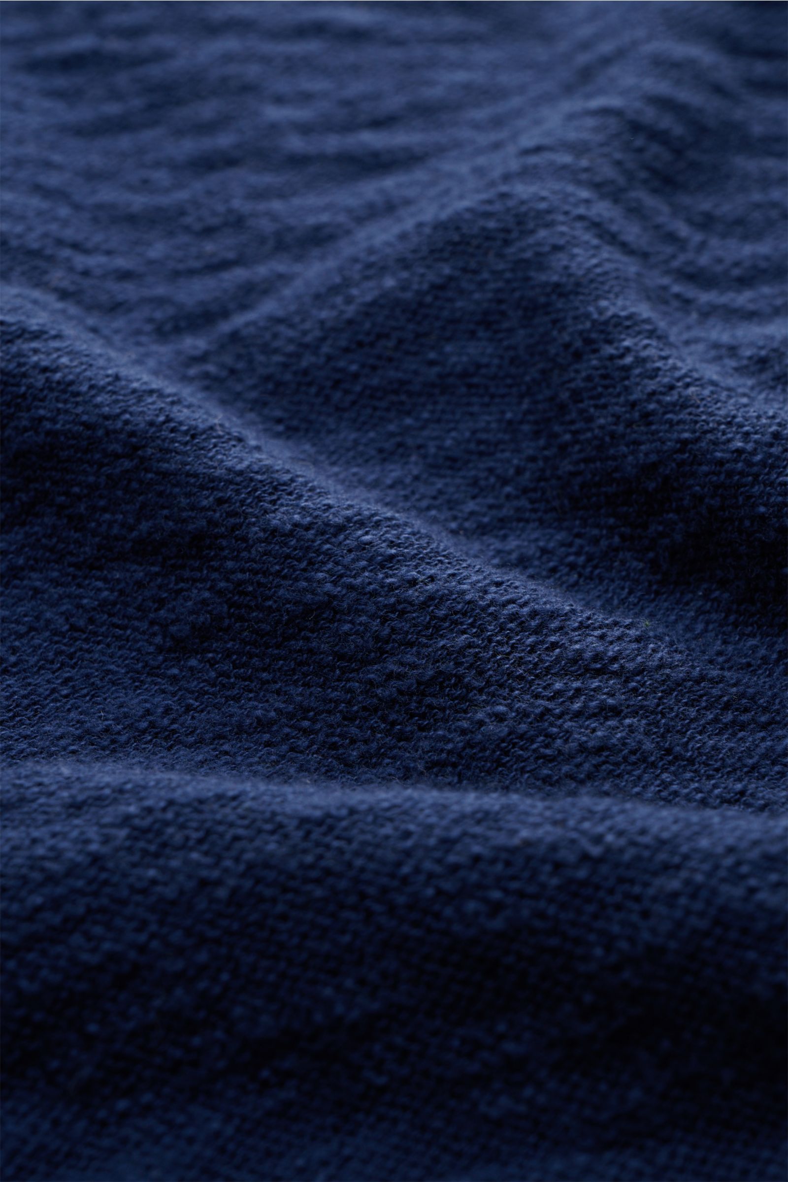 Nahaufnahme des feinen Strickbilds mit Flammé Effekt des 04651/ A trip in a bag Rundhalspullover navy aus reiner Baumwolle, fotografiert aus Frontperspektive, soft und elastisch.