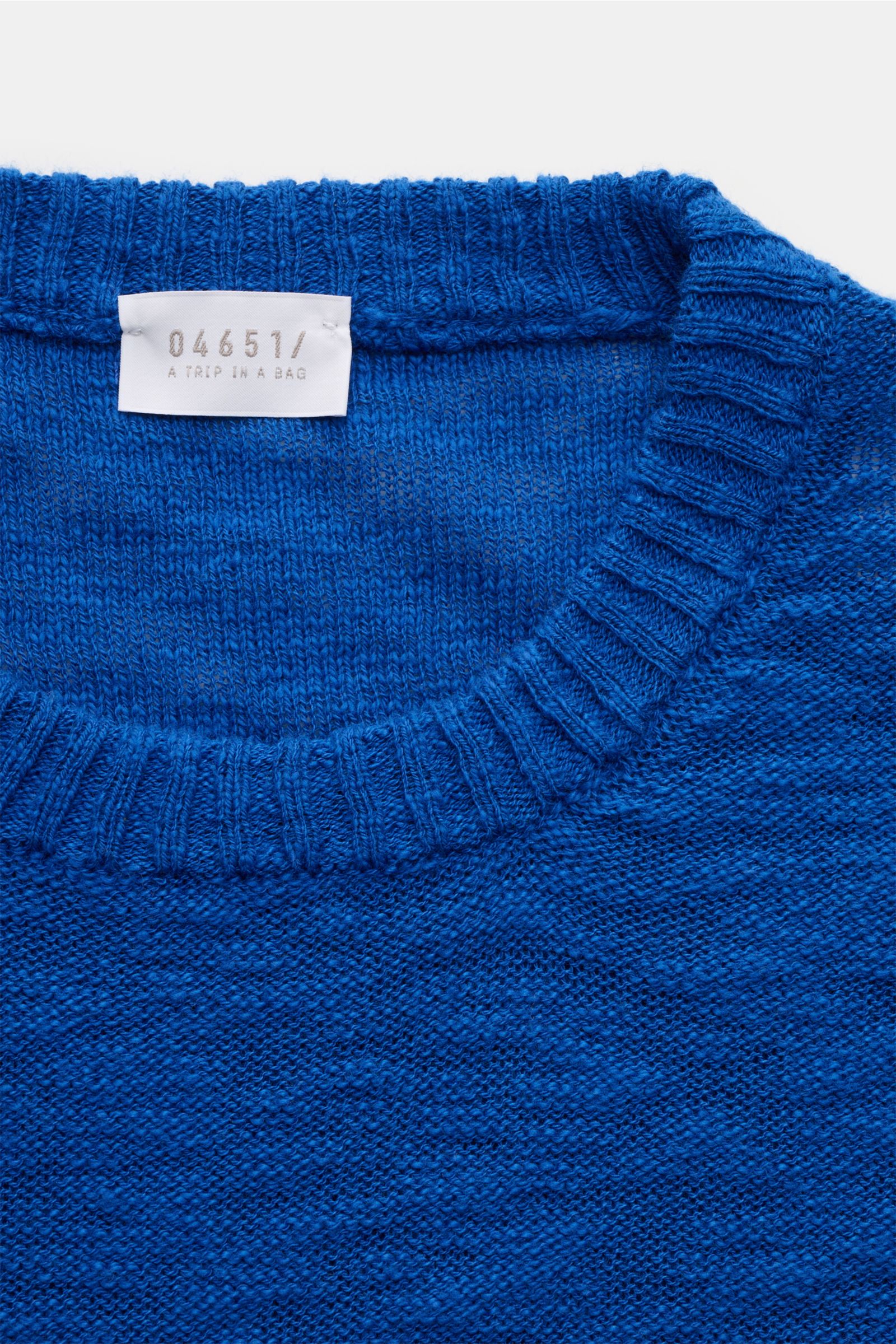 Nahaufnahme von blauem 04651/ A trip in a bag Rundhalspullover aus reiner Baumwolle mit Rundhalsausschnitt, feinem Strickbild und Bündchen.