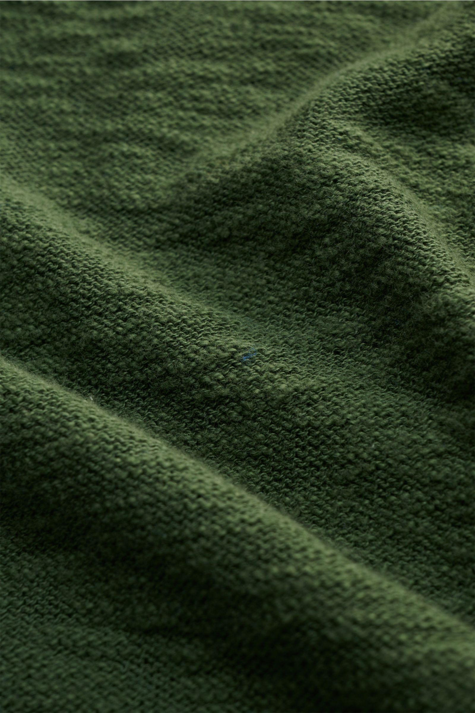 Makroaufnahme des feinen Strickbilds mit Flammé Effekt des dunkelgrünen 04651/ A trip in a bag Rundhalspullover aus reiner Baumwolle.