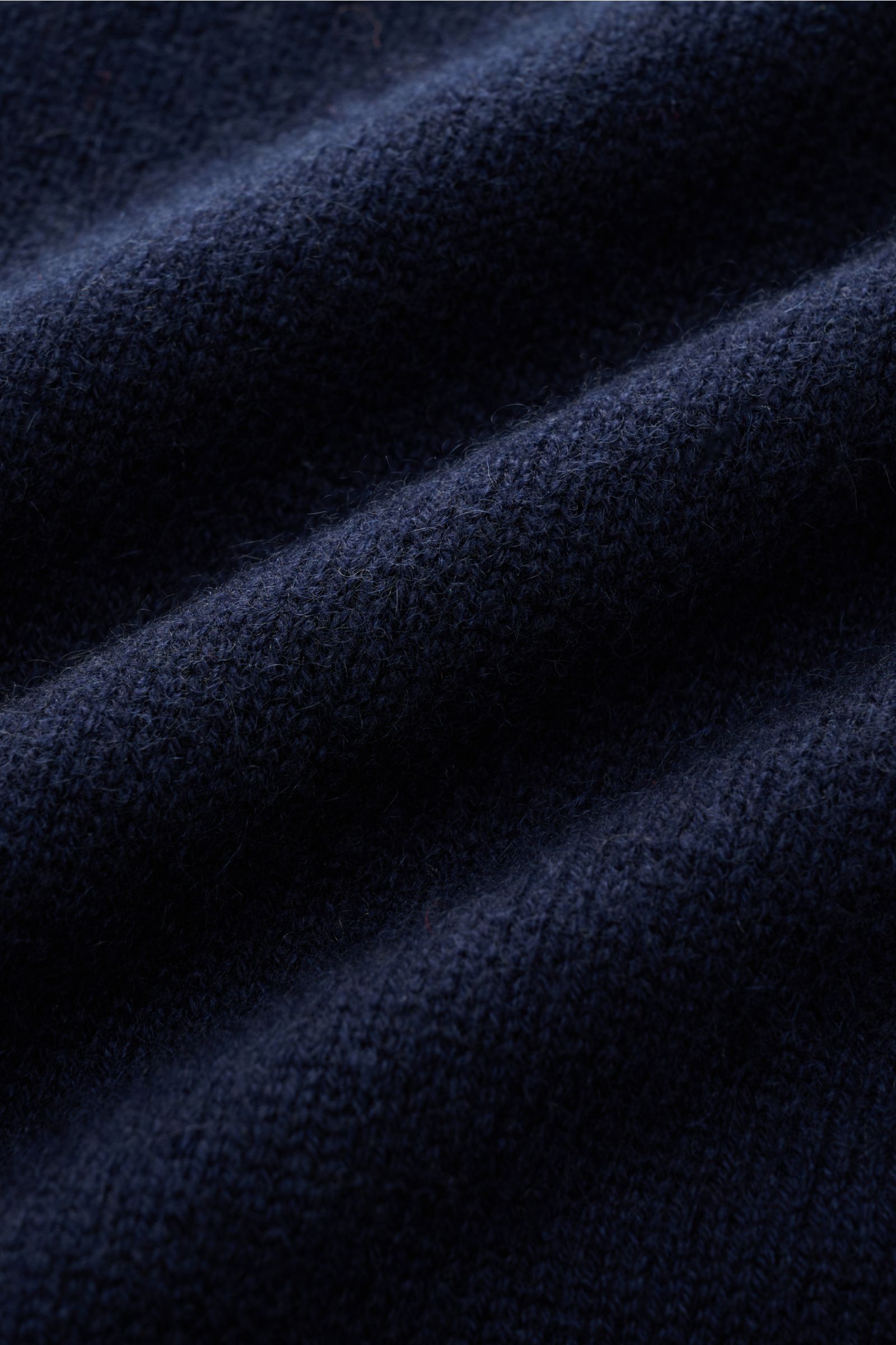 04651/ A trip in a bag Cashmere Rundhalspullover 'Extreme Cashmere Crew' navy, Detailaufnahme des feinen Strickbilds aus reinem Cashmere.