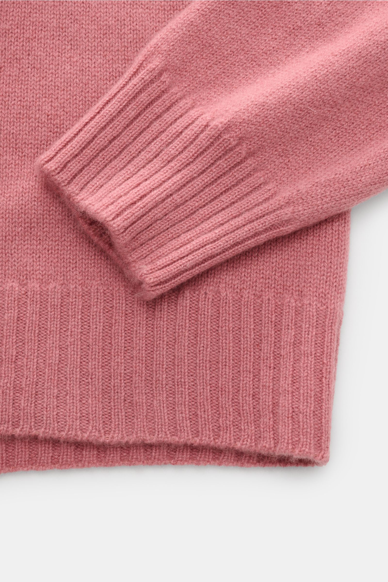 04651/ A trip in a bag Cashmere Rundhalspullover 'Extreme Cashmere Crew' altrosa, Detailaufnahme Arm und Bund, reiner Cashmere, weicher Griff, feines Strickbild, Regular Fit, Rundhalsausschnitt, flexible Rippbündchen.