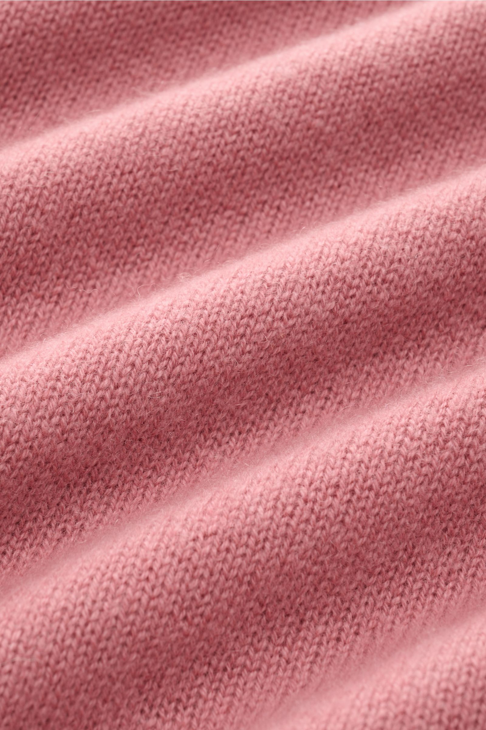 04651/ A trip in a bag Cashmere Rundhalspullover 'Extreme Cashmere Crew' altrosa, Nahaufnahme luftiger, nahtloser Strick aus reinem, weichem Cashmere.