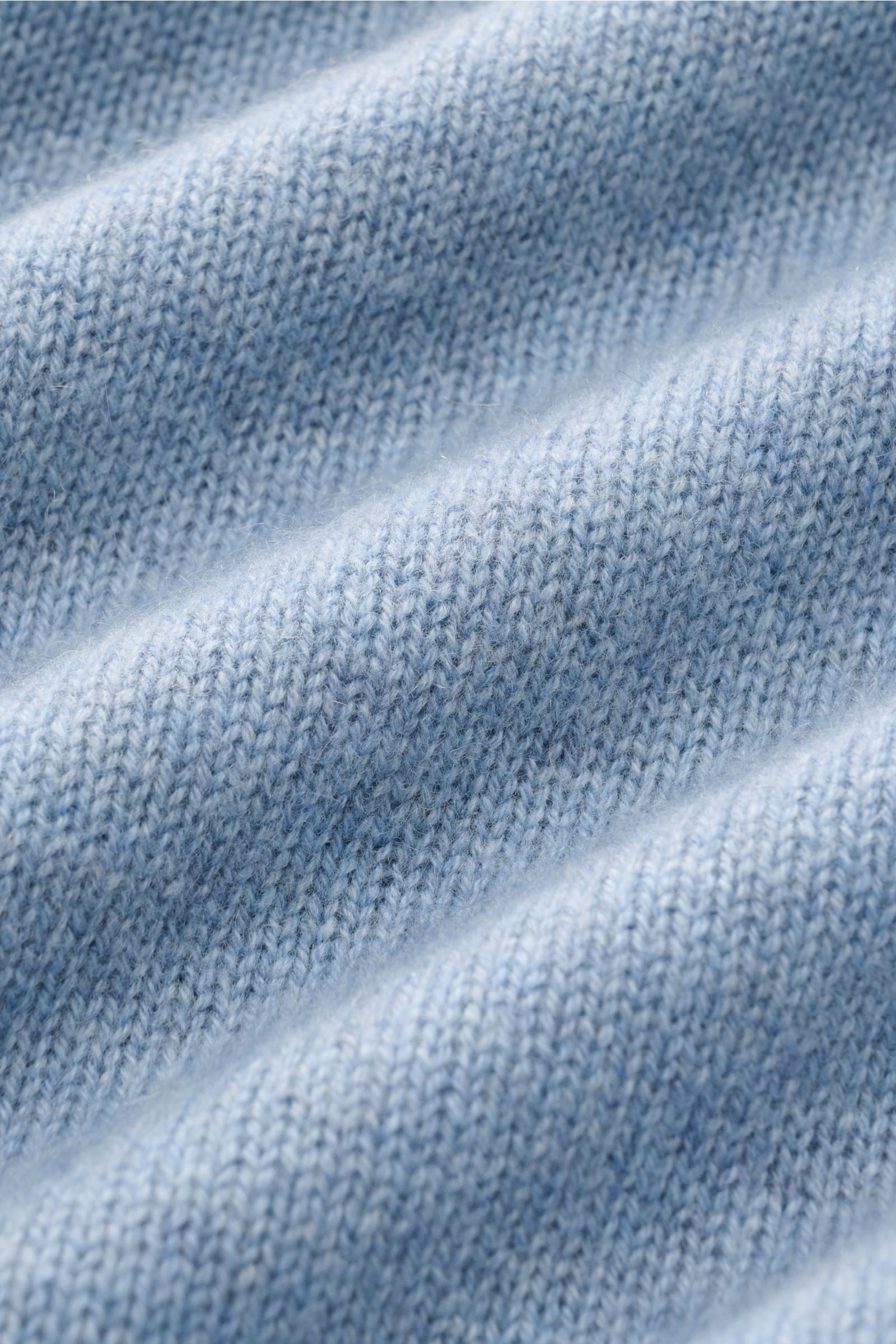 04651/ A trip in a bag Cashmere Rundhalspullover 'Extreme Cashmere Crew' rauchblau meliert, Detailaufnahme des feinen, weichen Stricks aus reinem Cashmere.