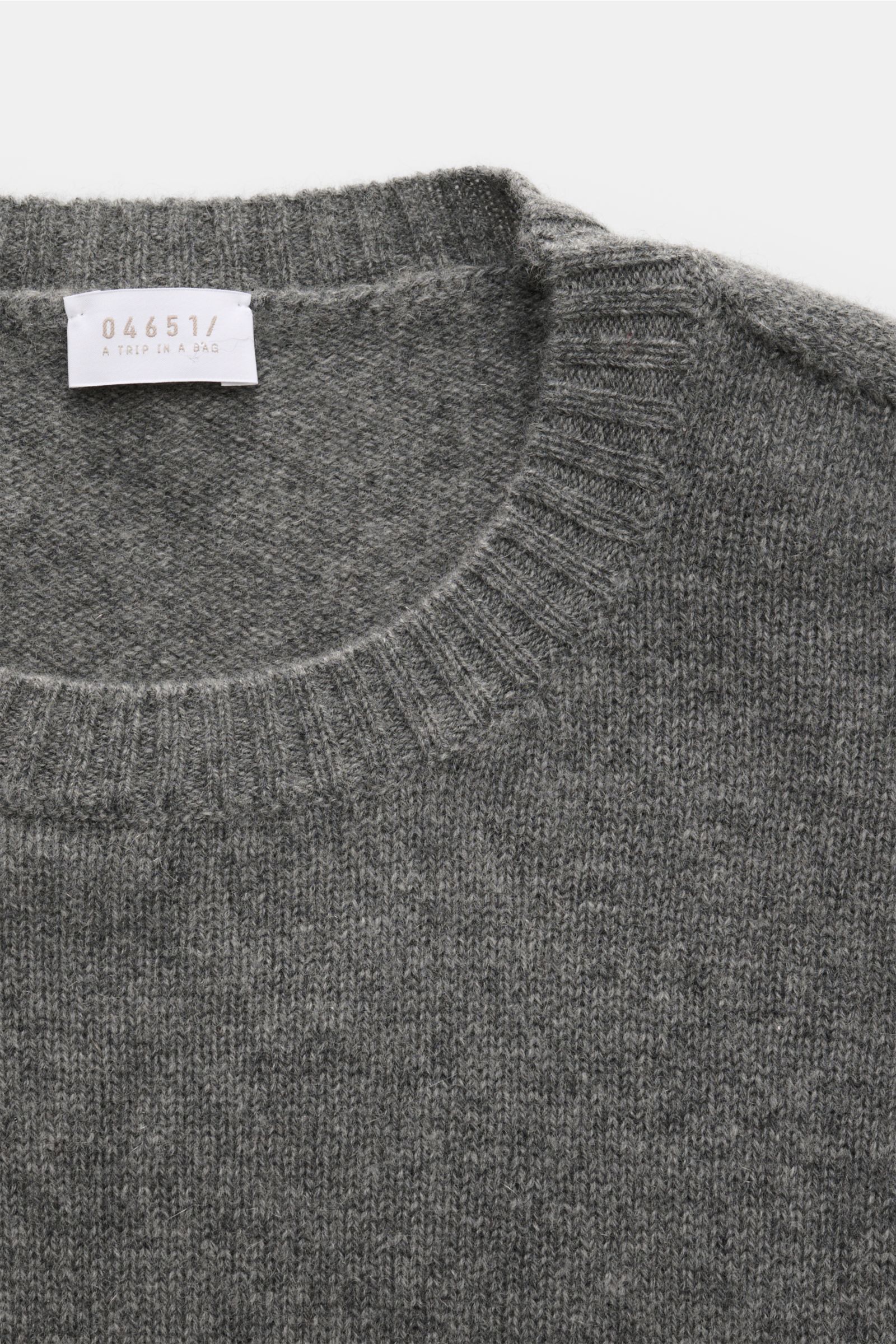 04651/ A trip in a bag Cashmere Rundhalspullover 'Extreme Cashmere Crew' grau meliert, Detailaufnahme von oben, weicher feiner Strick, Rundhals, Rippbündchen.