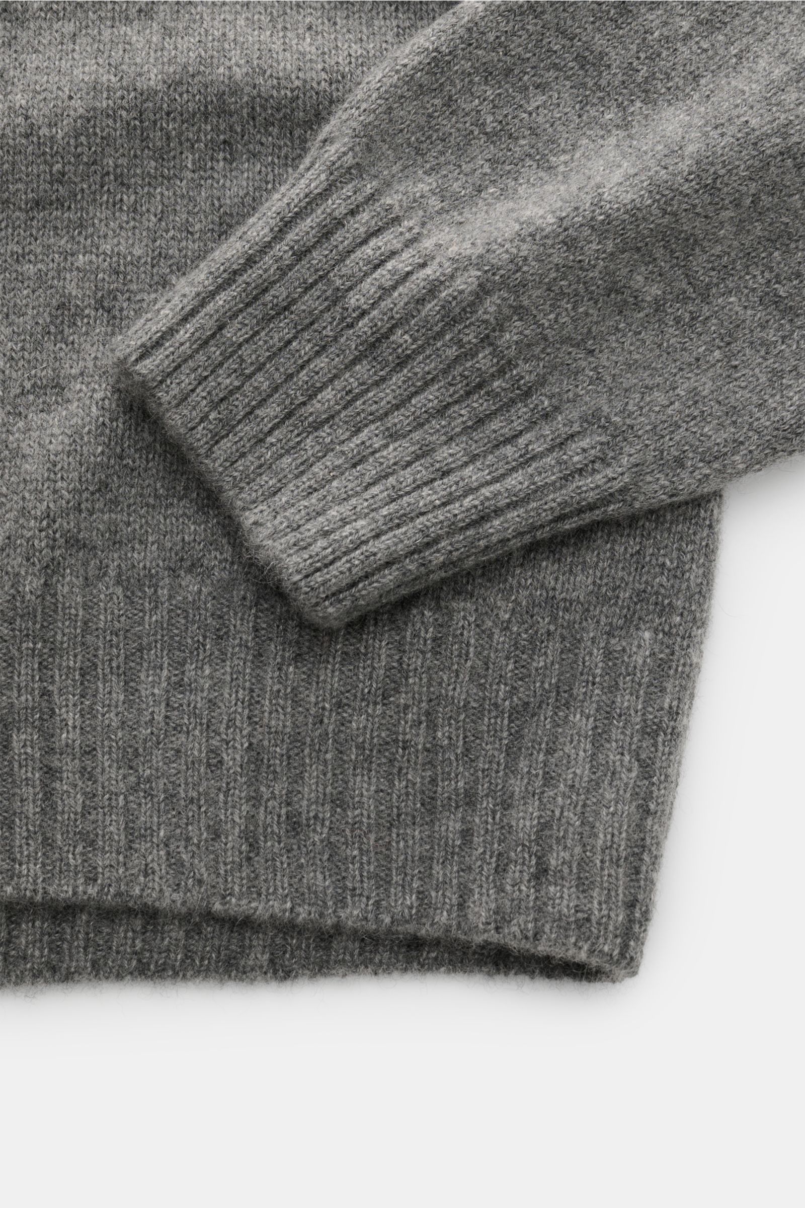 04651/ A trip in a bag Cashmere Rundhalspullover 'Extreme Cashmere Crew' grau meliert, Detailaufnahme von Ärmel und Bund, reiner Cashmere, feines Strickbild, weicher Griff, Regular Fit, Rundhalsausschnitt, flexible Rippbündchen.