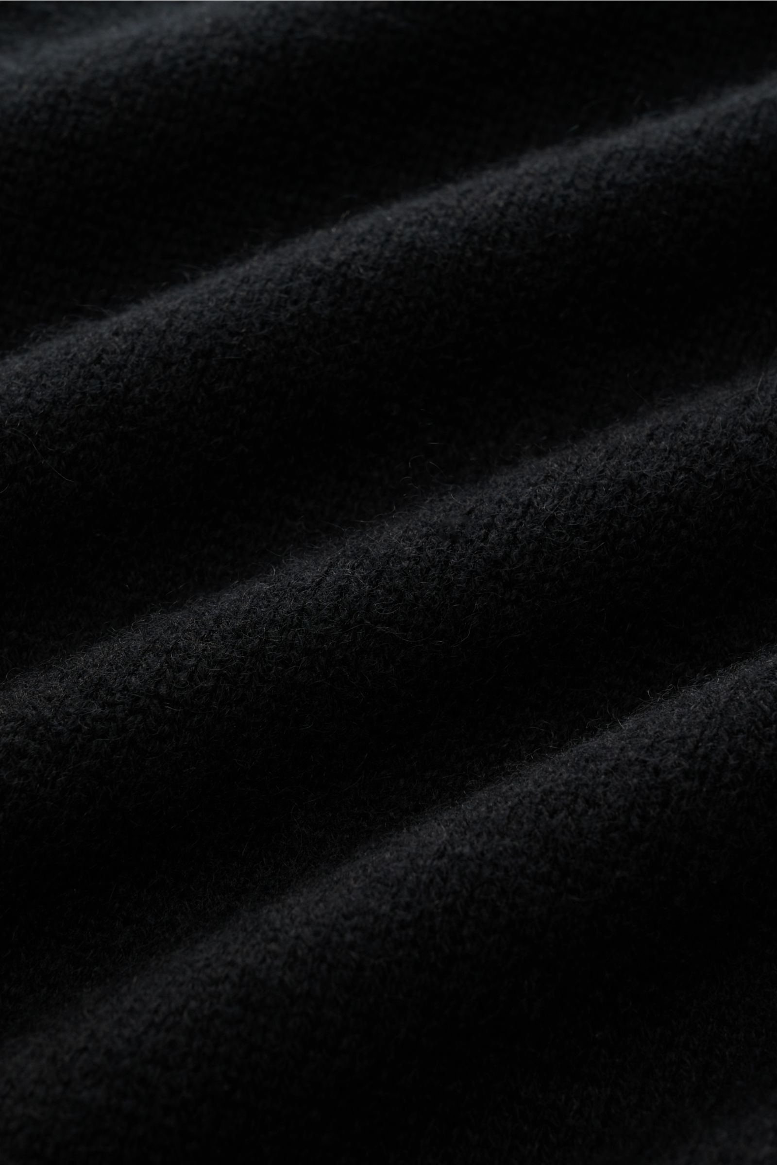 Schwarze Nahaufnahme des feinen Stricks des 04651/ A trip in a bag Cashmere Rundhalspullover 'Extreme Cashmere Crew' aus reinem Cashmere.
