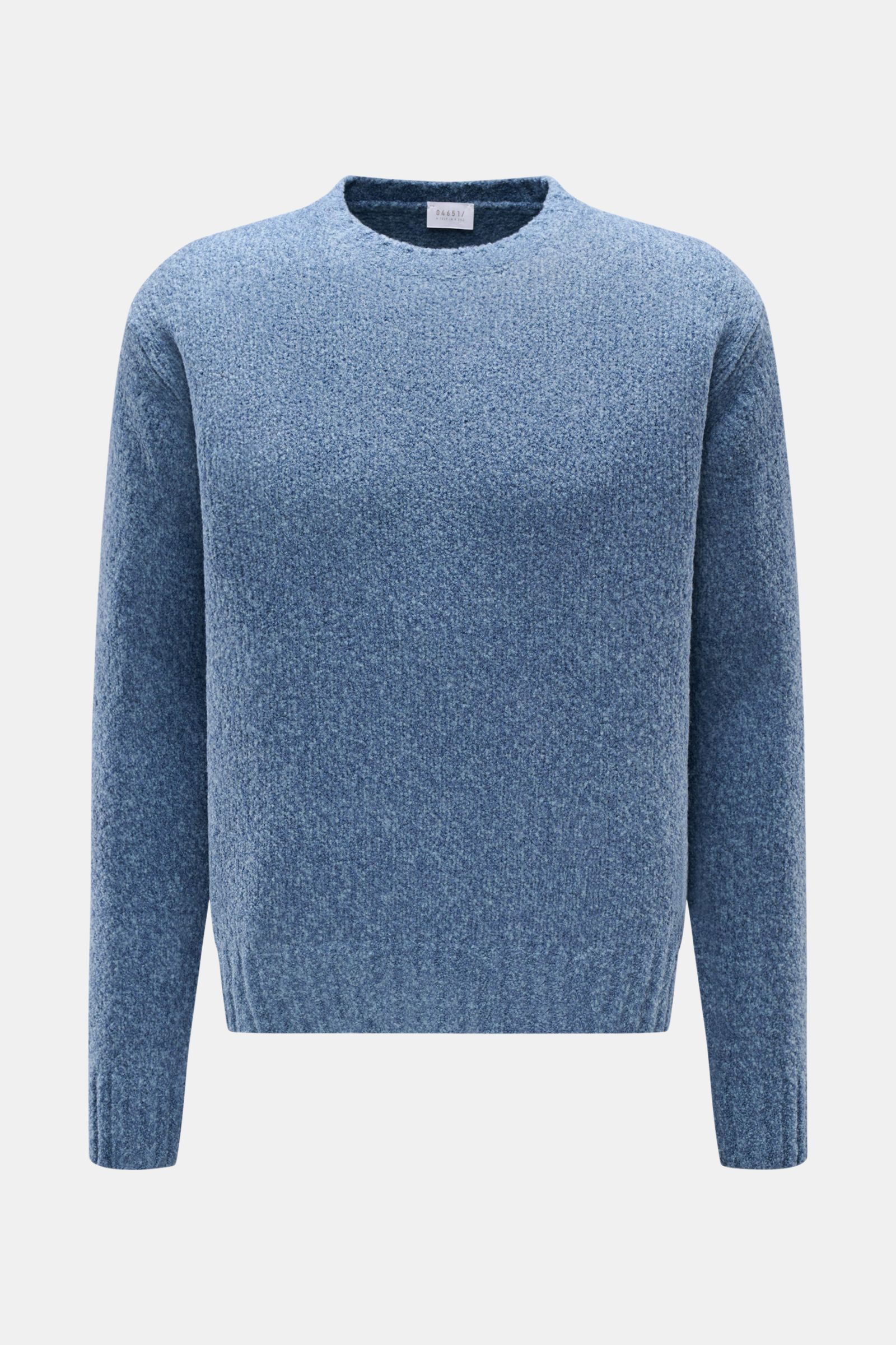 04651/ A trip in a bag Rundhalspullover 'Grainy Crew' rauchblau, frontal fotografiert, Bouclé-Struktur, Slim Fit, weicher Woll-Microfaser-Mix, Rundhalsausschnitt.