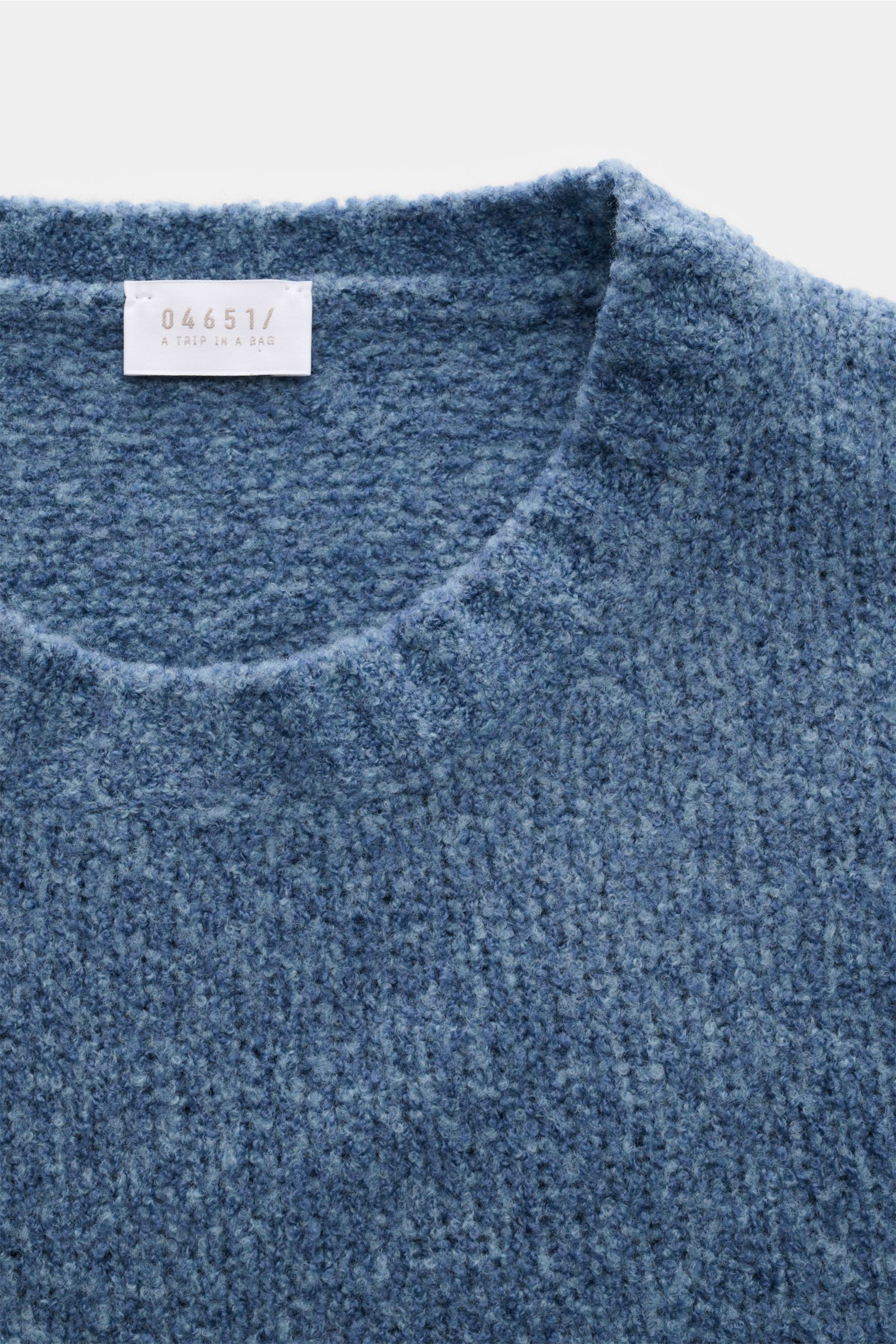 04651/ A trip in a bag Rundhalspullover 'Grainy Crew' rauchblau mit Bouclé-Struktur, Slim Fit und Rundhalsausschnitt, Detailaufnahme von oben.