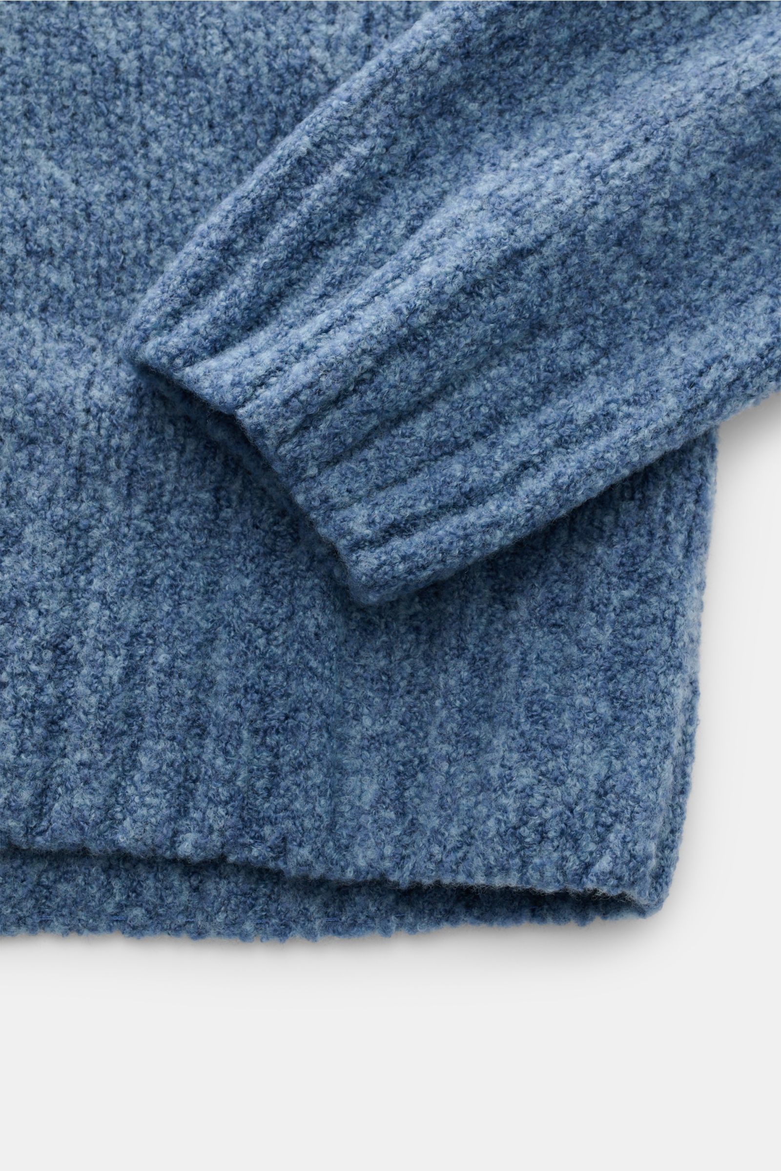 04651/ A trip in a bag Rundhalspullover 'Grainy Crew' rauchblau, Detailaufnahme von Ärmel und Bund mit weicher Bouclé-Struktur.