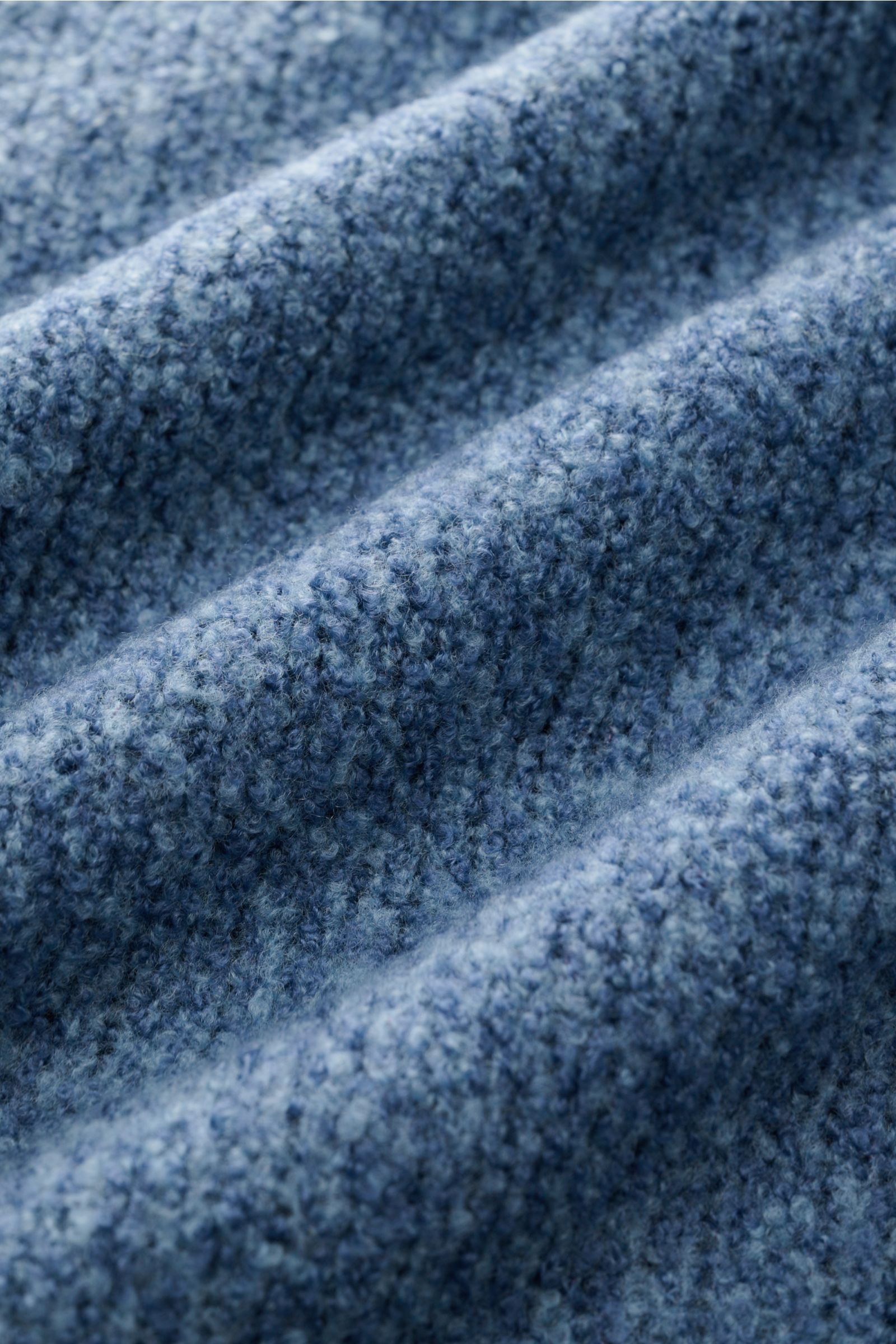 04651/ A trip in a bag Rundhalspullover 'Grainy Crew' rauchblau in Nahaufnahme, weiche Bouclé-Struktur, Wolle-Microfaser-Mix, mittelfeines Strickbild.