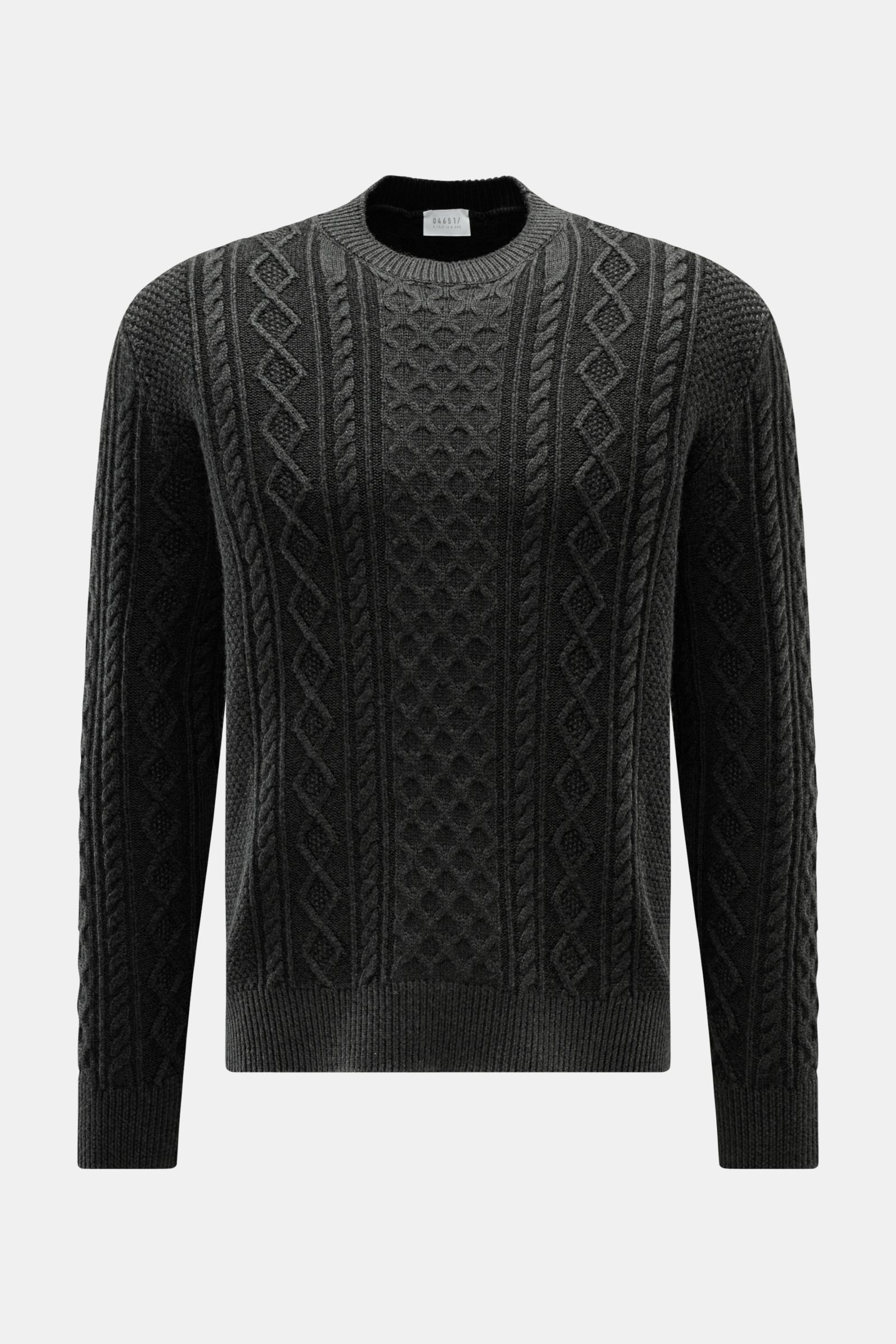 Front view of 04651/ A trip in a bag Rundhalspullover 'Foggy Cable Crew' dunkelgrau, a dark gray crewneck sweater with classic cable knit pattern, soft pure wool, regular fit, ribbed cuffs, and a natural vintage garment-dye look.