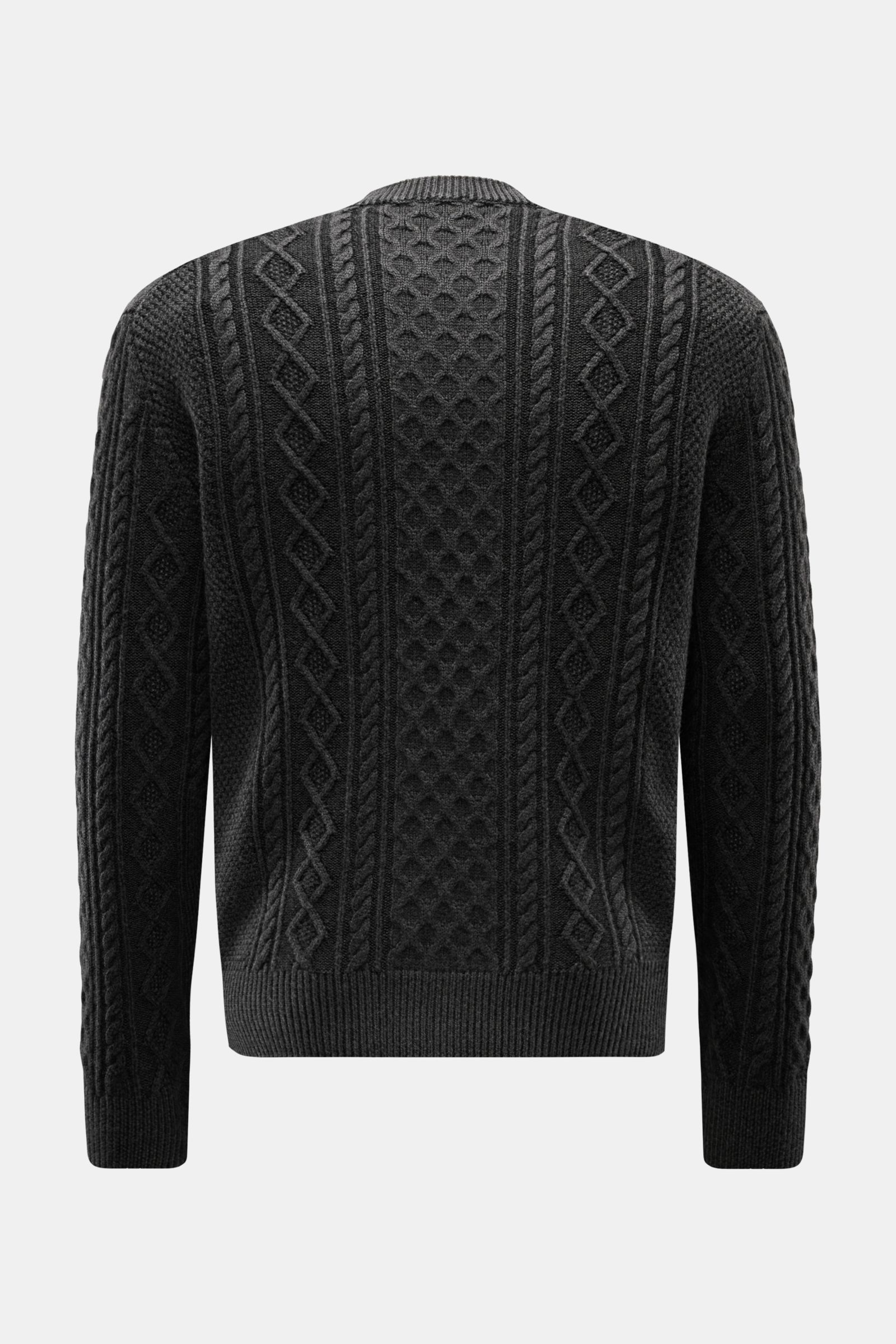 Back view of the 04651/ A trip in a bag Rundhalspullover 'Foggy Cable Crew' dunkelgrau, a dark gray classic cable knit sweater with a round neckline, soft pure wool, garment-dye vintage look, voluminous knit texture, regular fit, and comfortable ribbed cu