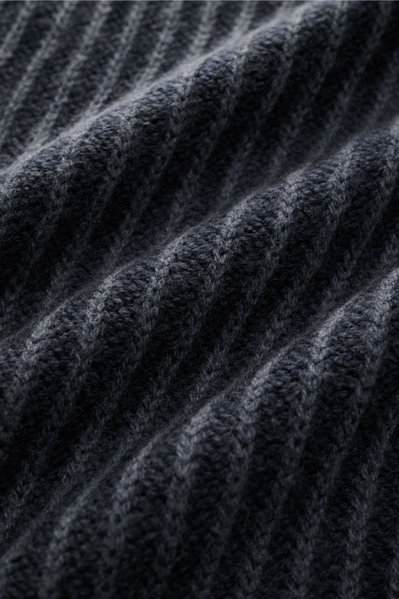 Close-up view of the ribbed knit texture in navy of the 04651/ A trip in a bag Mock neck jumper 'Foggy Mock' showing medium-fine, chunky rib knit pattern.

High-quality comfort meets casual style – the versatile knit jumper 'Foggy Mock' by 04651/ A TRI