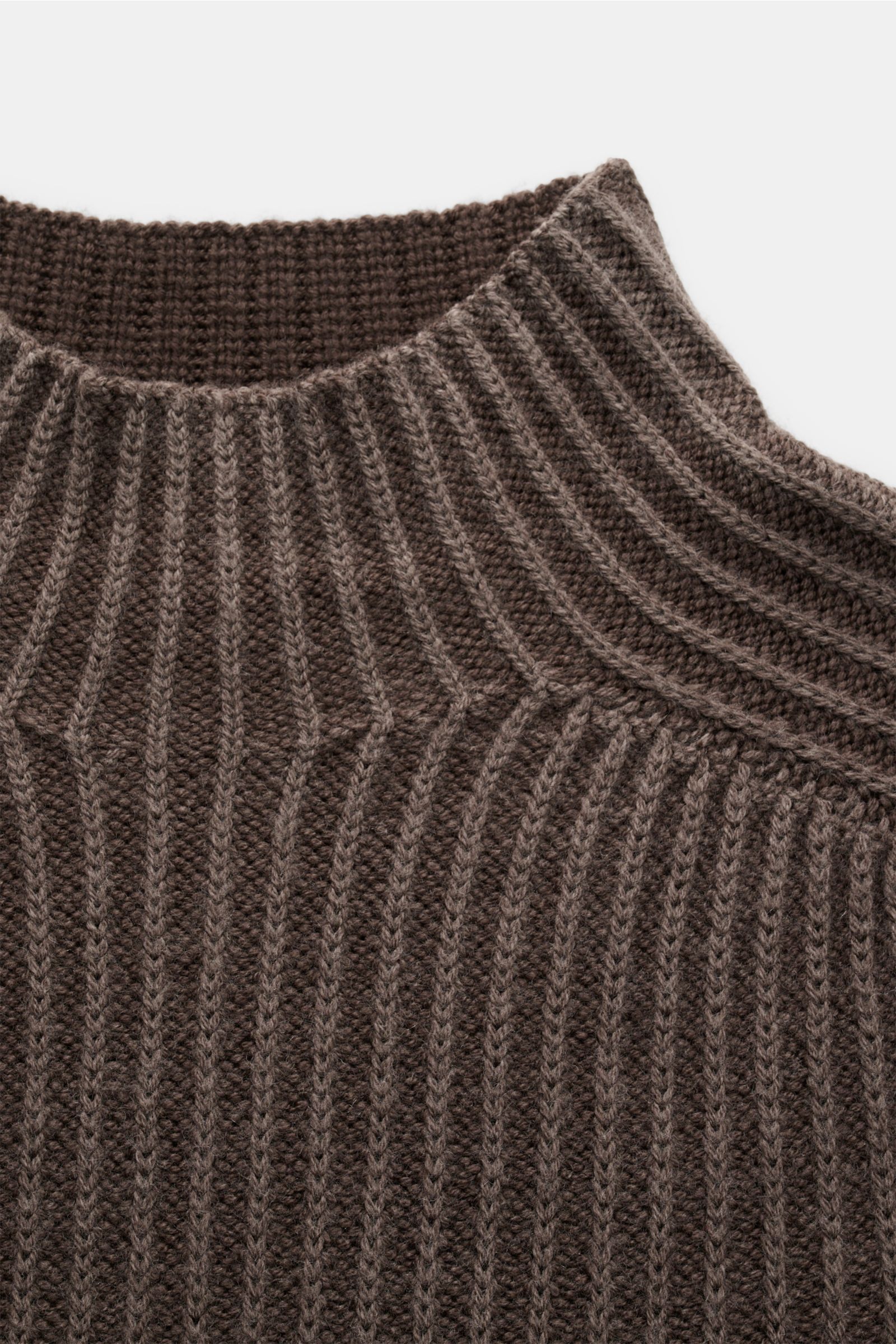 Nahaufnahme des graubraunen 04651/ A trip in a bag Mock Neck Pullover 'Foggy Mock' mit Stehkragen, grobem Rippstrickmuster, Slim Fit und weichem Griff aus reiner Wolle.