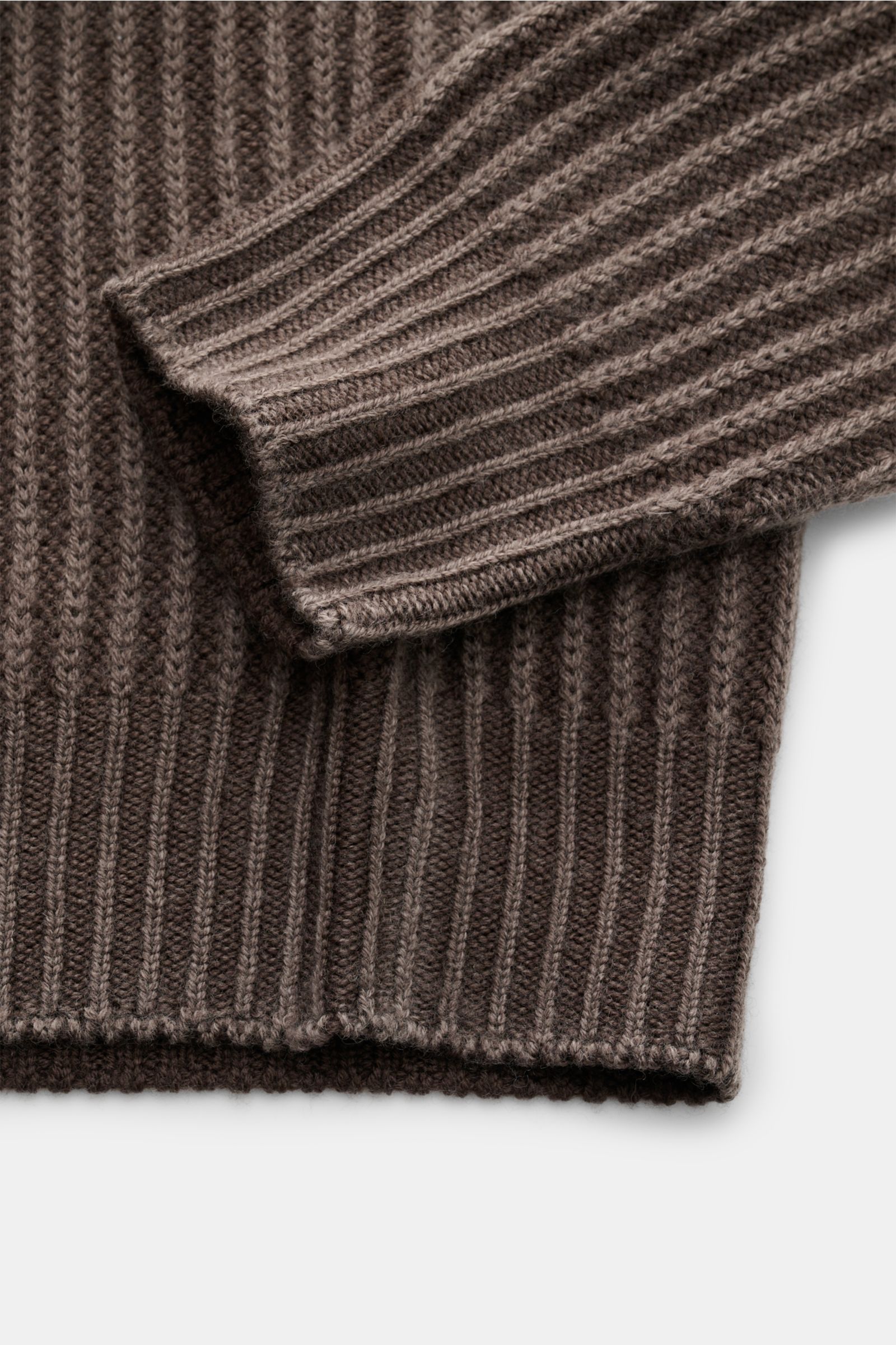 Nahaufnahme des graubraunen 04651/ A trip in a bag Mock Neck Pullover 'Foggy Mock' in Slim Fit mit grobem Rippstrick, Stehkragen, weichem Griff und Rippbündchen, fotografiert von oben.