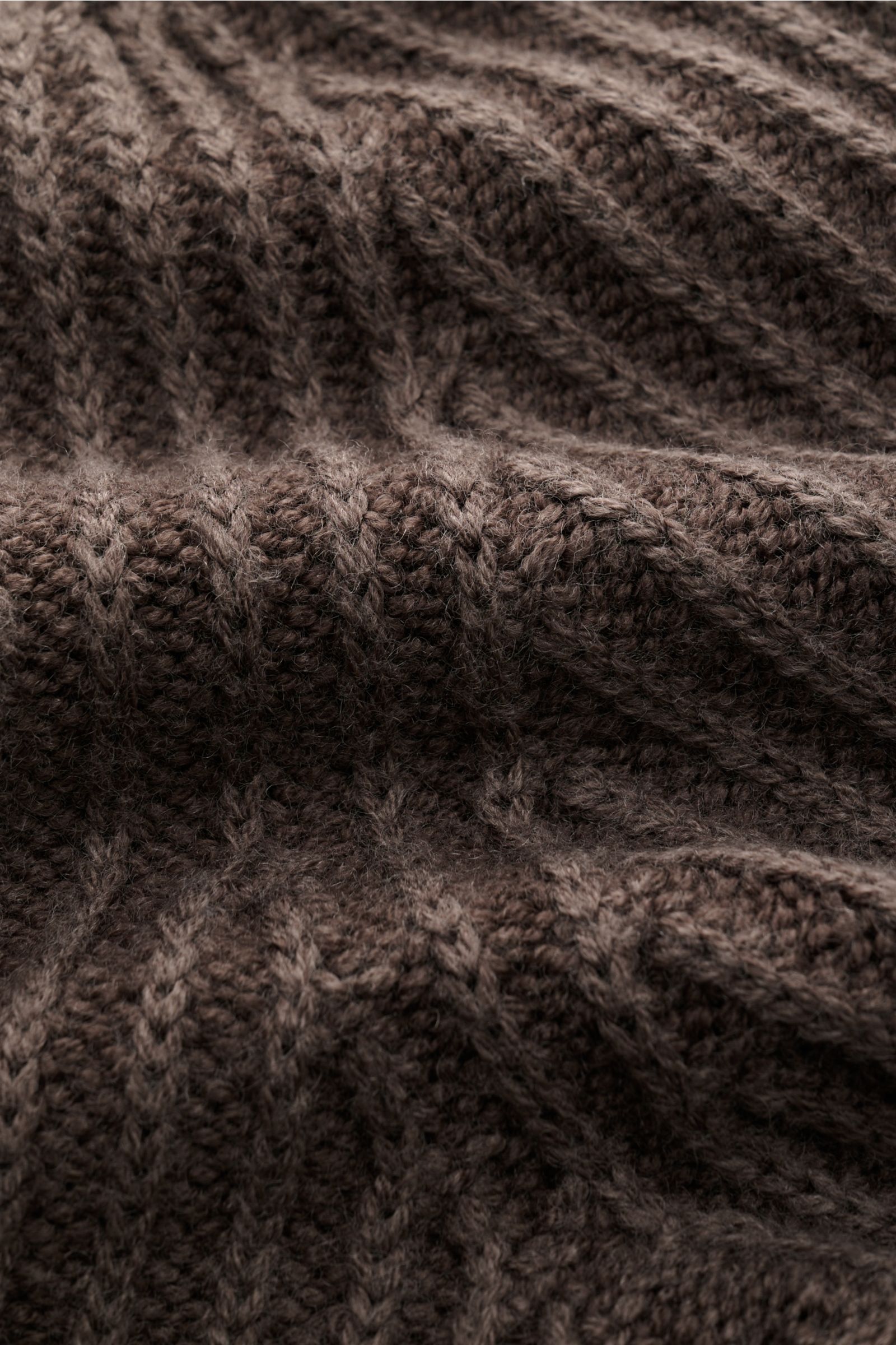 Nahaufnahme des grob gerippten Strickmusters des graubraunen 04651/ A trip in a bag Mock Neck Pullover 'Foggy Mock' aus reiner Wolle.