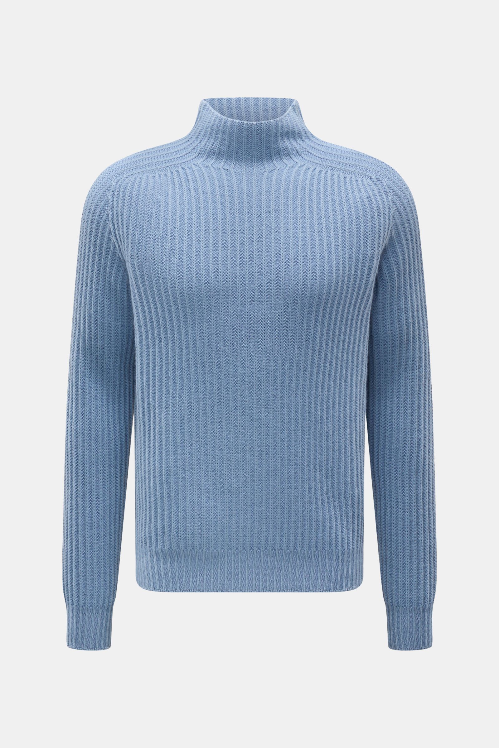 Frontale Nahaufnahme des 04651/ A trip in a bag Mock Neck Pullover 'Foggy Mock' rauchblau mit Stehkragen, grobem Rippstrick, Slim Fit, reiner Wolle und weichem Griff.