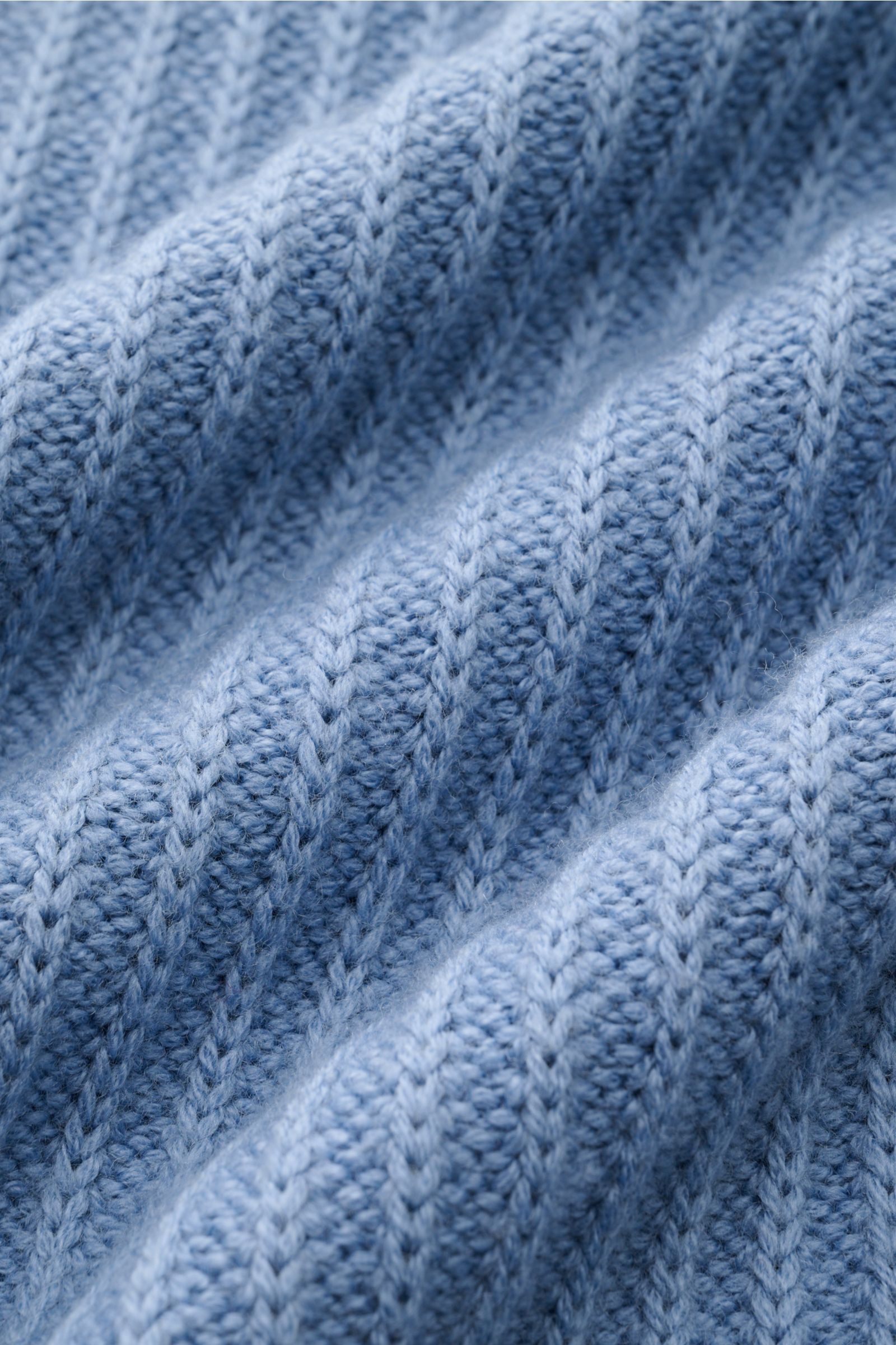 04651/ A trip in a bag Mock Neck Pullover 'Foggy Mock' rauchblau in Nahaufnahme, grobes Rippstrickmuster, weiche reine Wolle, mittelfeines Strickbild, Stehkragen.