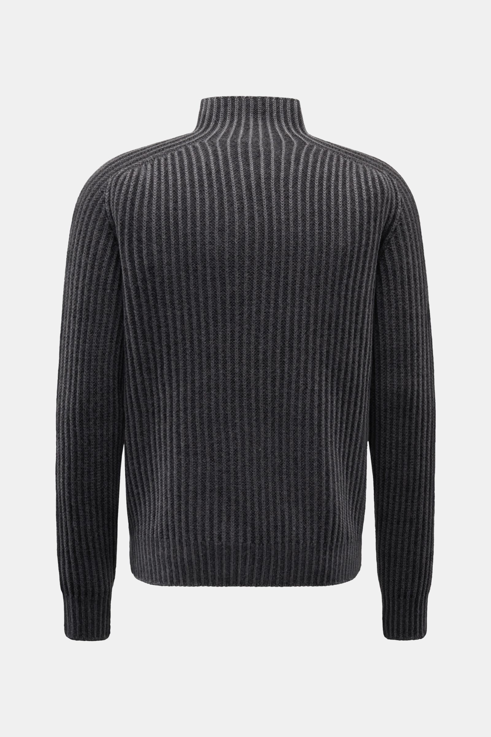 Rückansicht des 04651/ A trip in a bag Mock Neck Pullovers 'Foggy Mock' schwarz mit Stehkragen, grobem Rippstrick, Slim Fit und weichem, mittelfeinem Wollstrick.