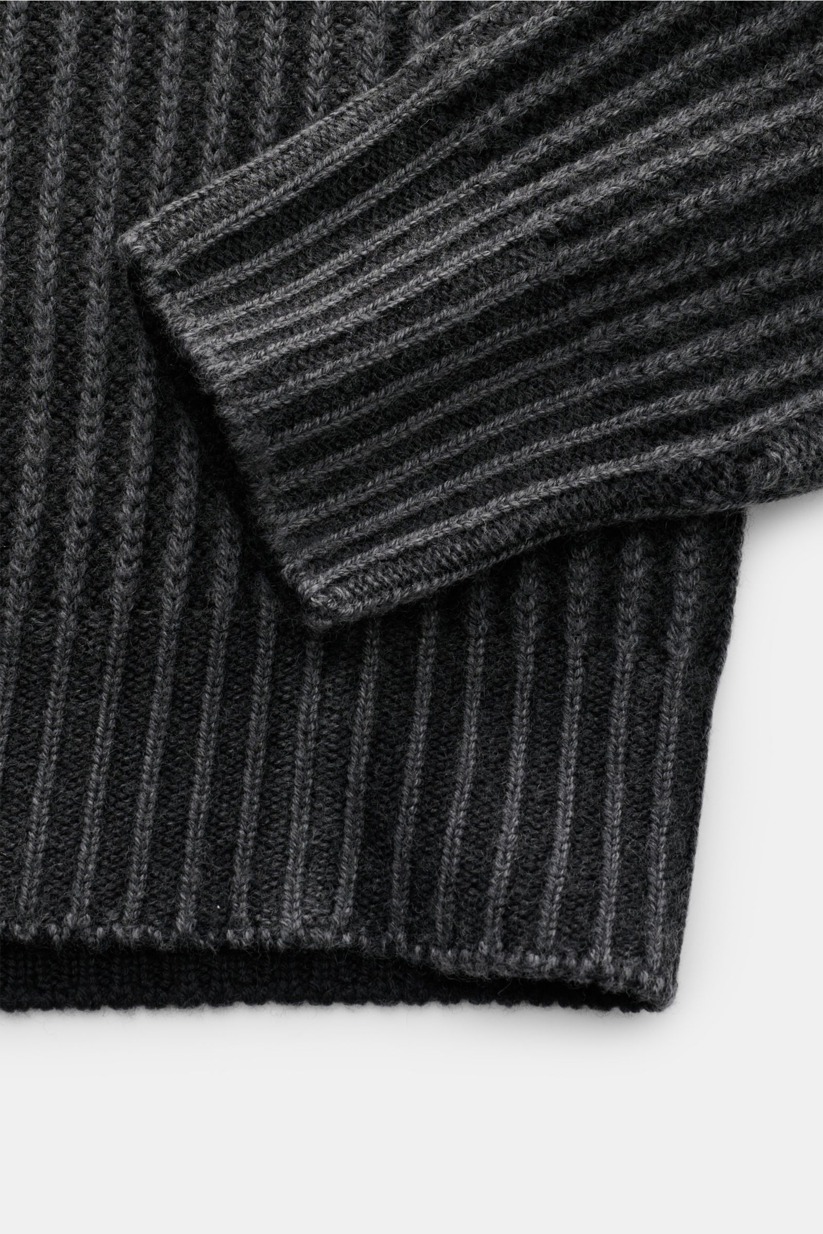 Nahaufnahme des schwarzen 04651/ A trip in a bag Mock Neck Pullover 'Foggy Mock' mit grobem Rippstrick, Stehkragen und weichen Rippbündchen, reine Wolle.