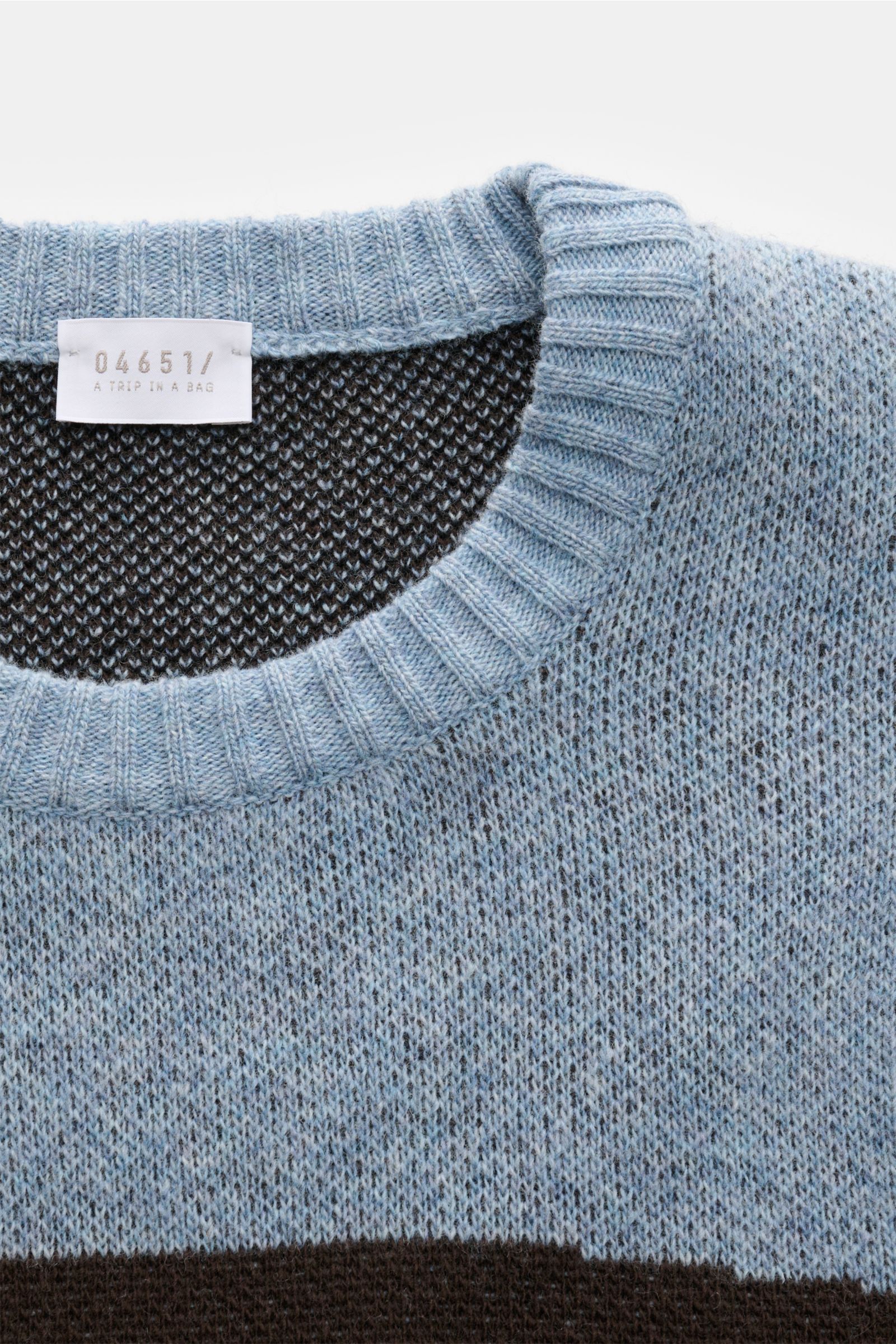 04651/ A trip in a bag Rundhalspullover 'Landscape Crew' taupe/beige/hellblau meliert mit Rundhalsausschnitt, Jacquard-Landschaftsdesign, Oversized Fit, Detailansicht von oben.