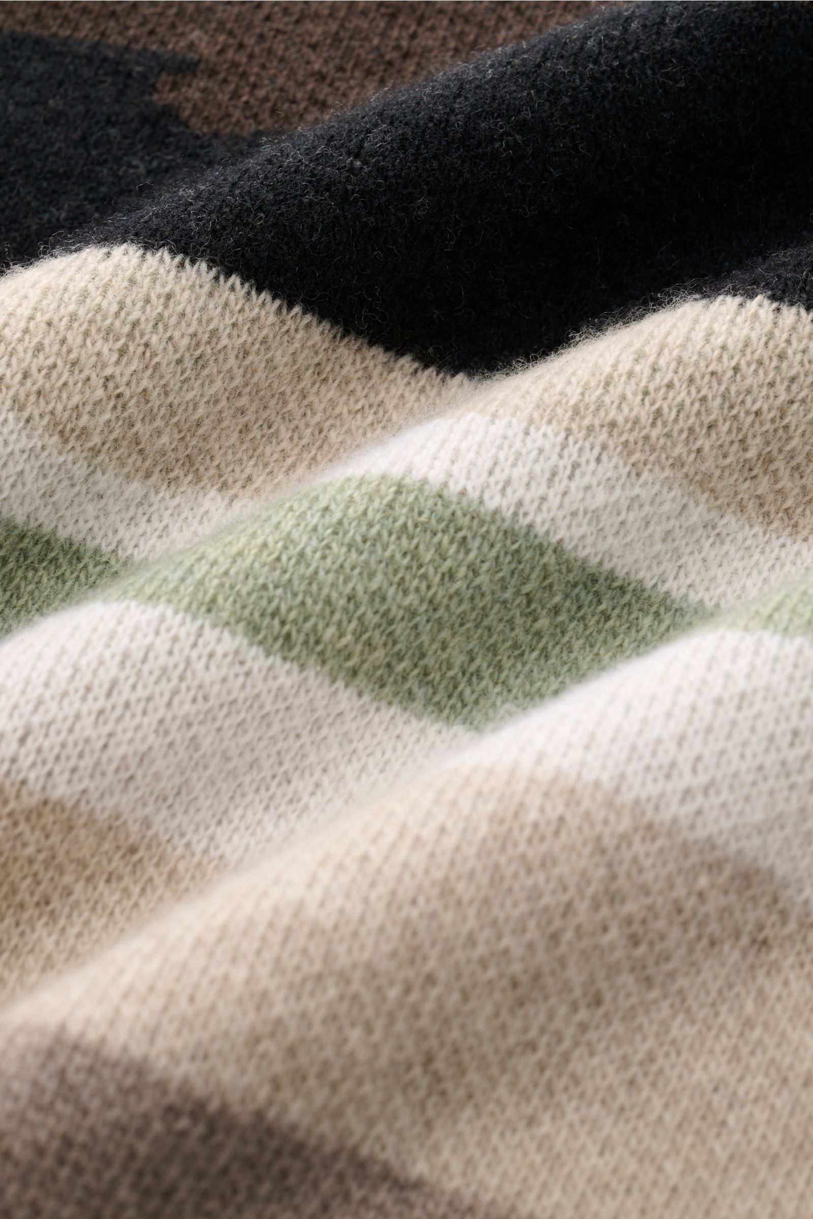 04651/ A trip in a bag Rundhalspullover 'Landscape Crew' taupe/beige/hellblau meliert, Detailaufnahme Jacquard-Landschafts-Design, weiche Wolle-Cashmere-Mischung.