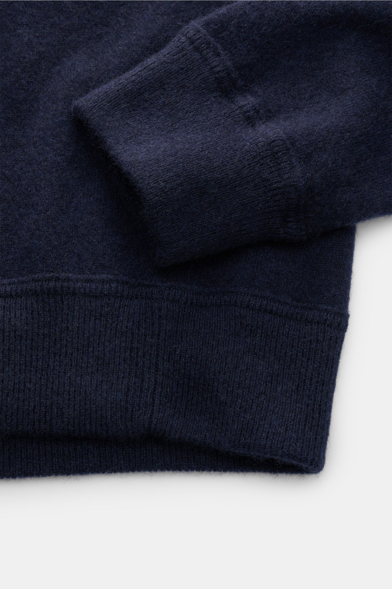 Malo Cashmere Rundhalspullover navy, Detailfoto von unten auf Rippbündchen und Raglanärmel aus weichem, feinem Cashmere-Strick.