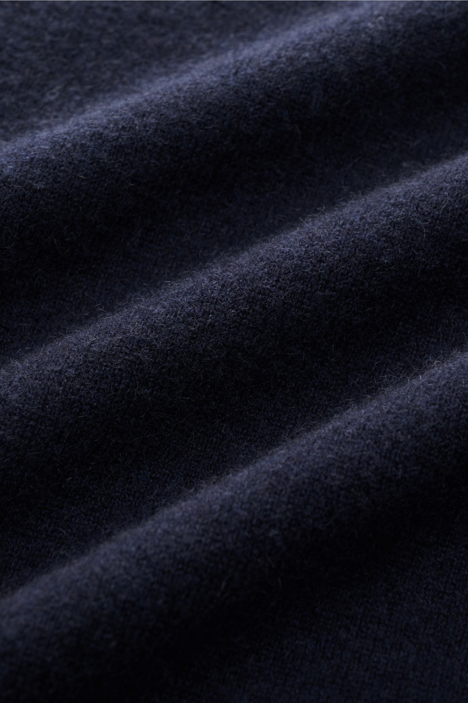 Nahaufnahme des feinen Strickbilds und weichen Griffs des Malo Cashmere Rundhalspullover navy aus reinem Cashmere.