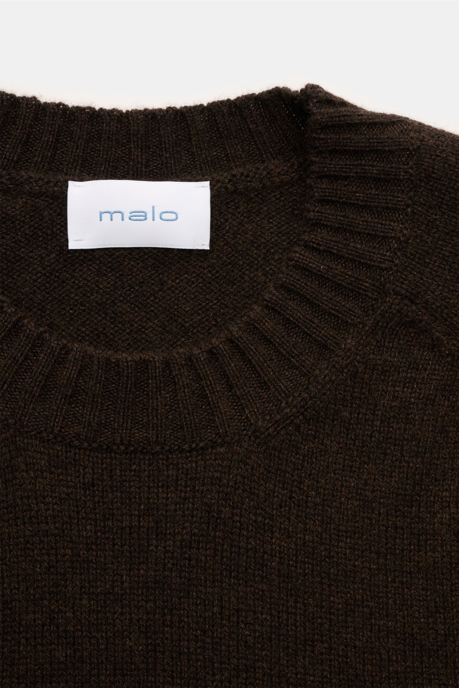 Nahaufnahme vom Malo Cashmere Rundhalspullover braun, Slim Fit, reiner Cashmere, sehr weicher Griff, mittelfeines Strickbild, Rundhalsausschnitt, komfortable Rippbündchen.
